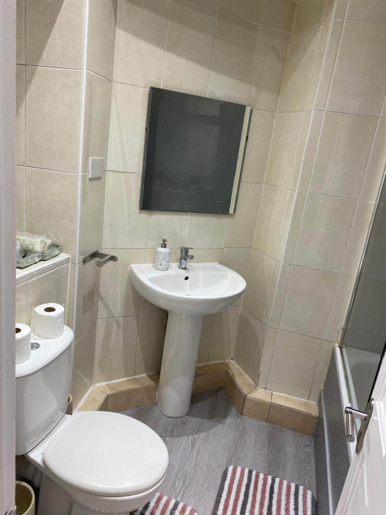 Flat Next To Westfield Shopping Centre Apartment London