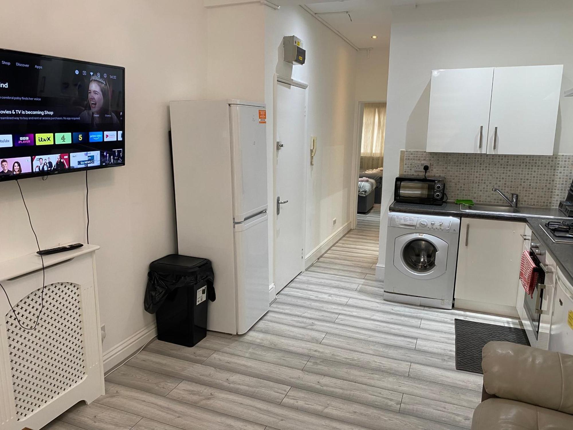 Apartment Flat Next To Westfield Shopping Centre *