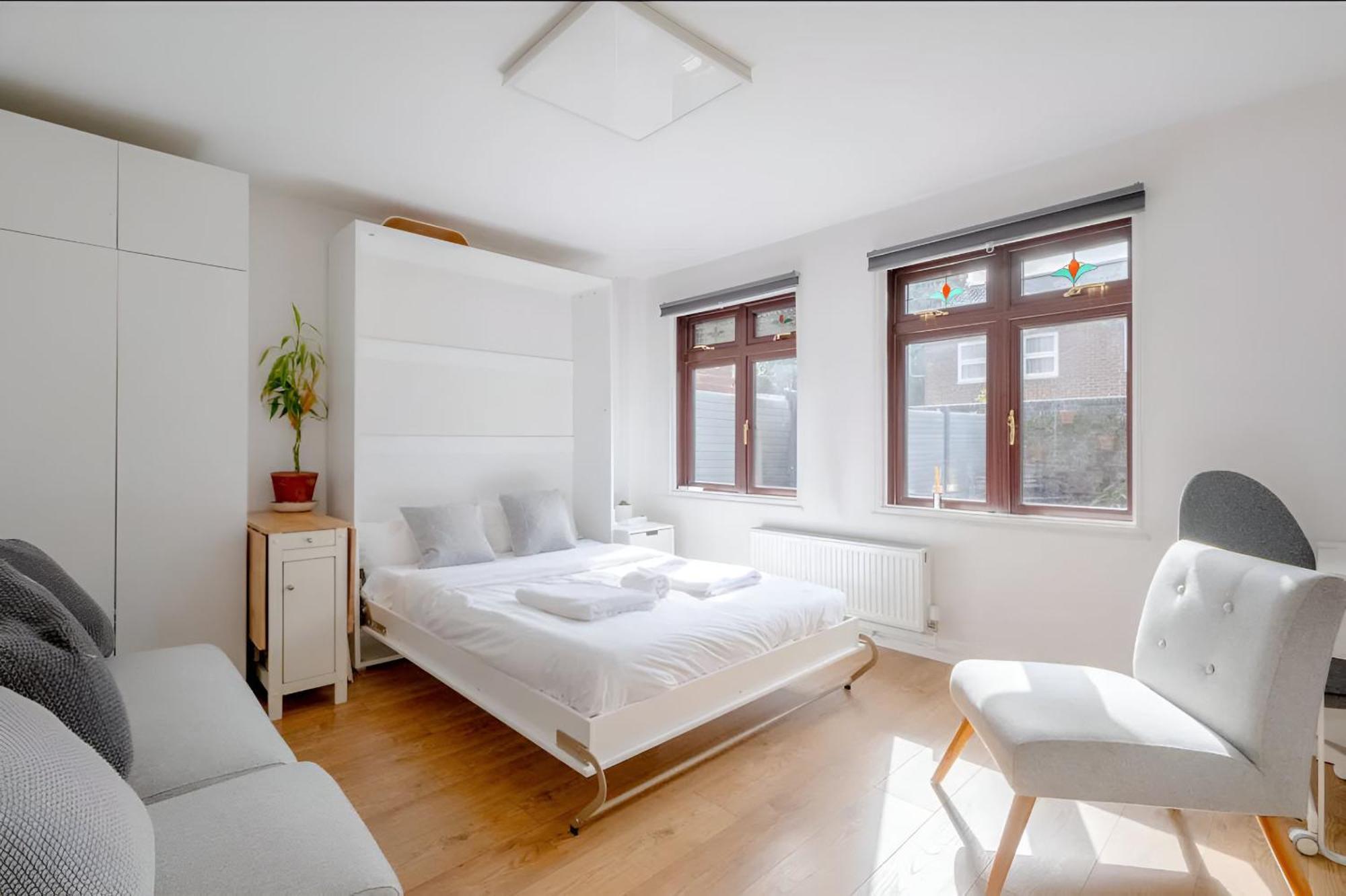Modern With Bathroom & Garden In A Shared House - No Kitchen London