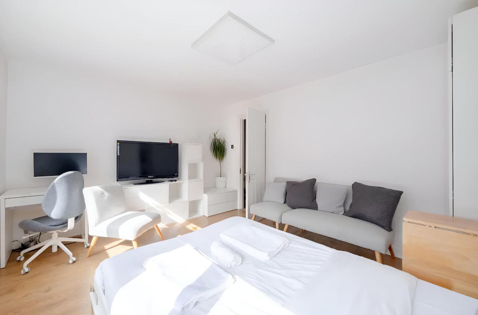Modern With Bathroom & Garden In A Shared House - No Kitchen