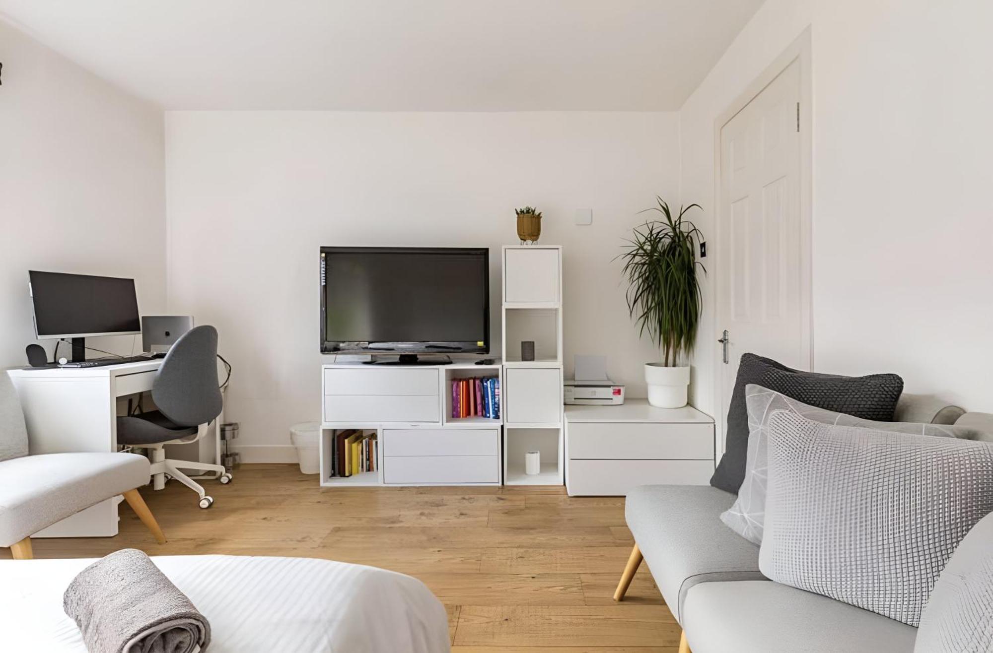 Modern With Bathroom & Garden In A Shared House - No Kitchen *