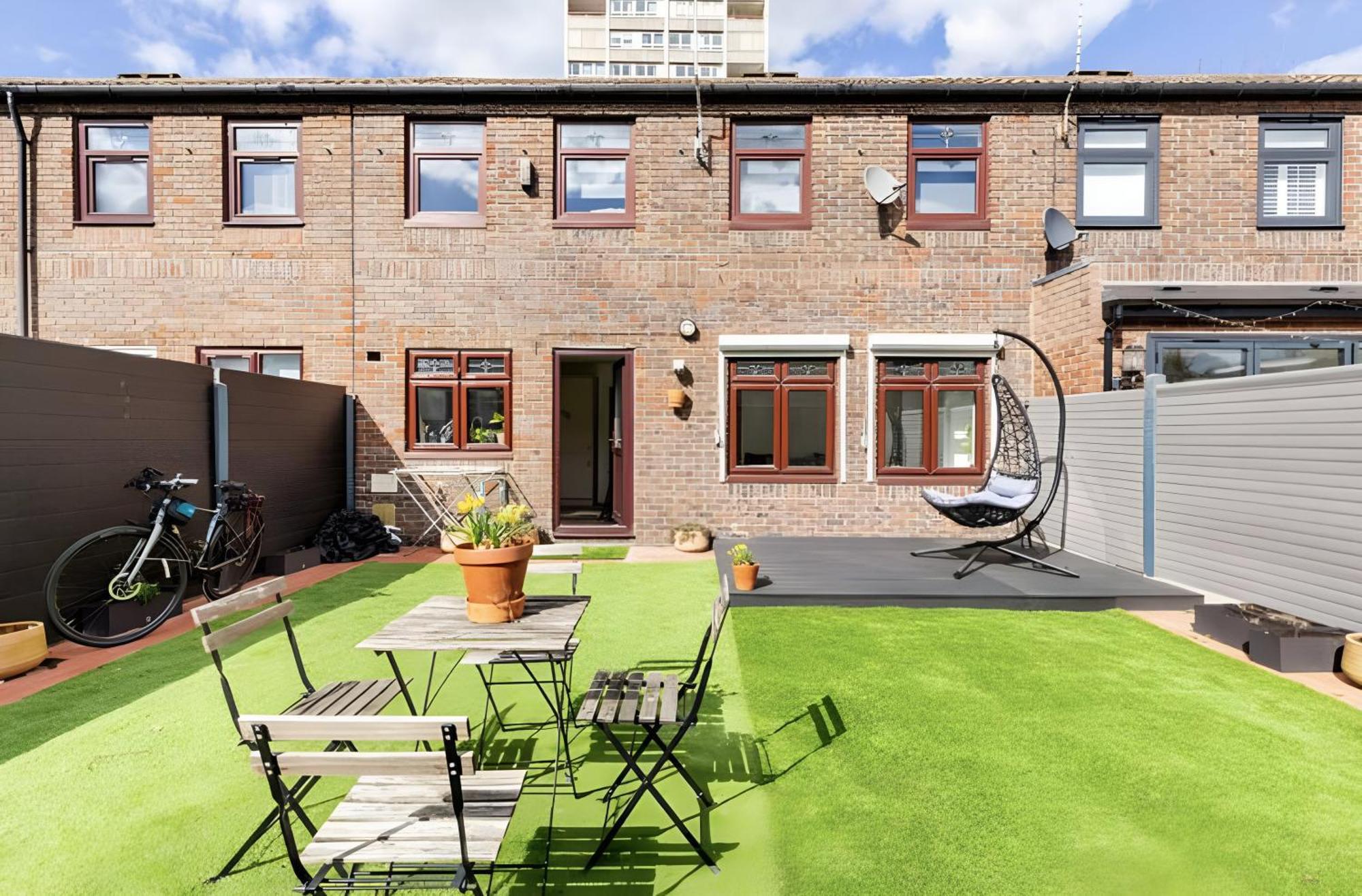 Homestay Modern With Bathroom & Garden In A Shared House - No Kitchen