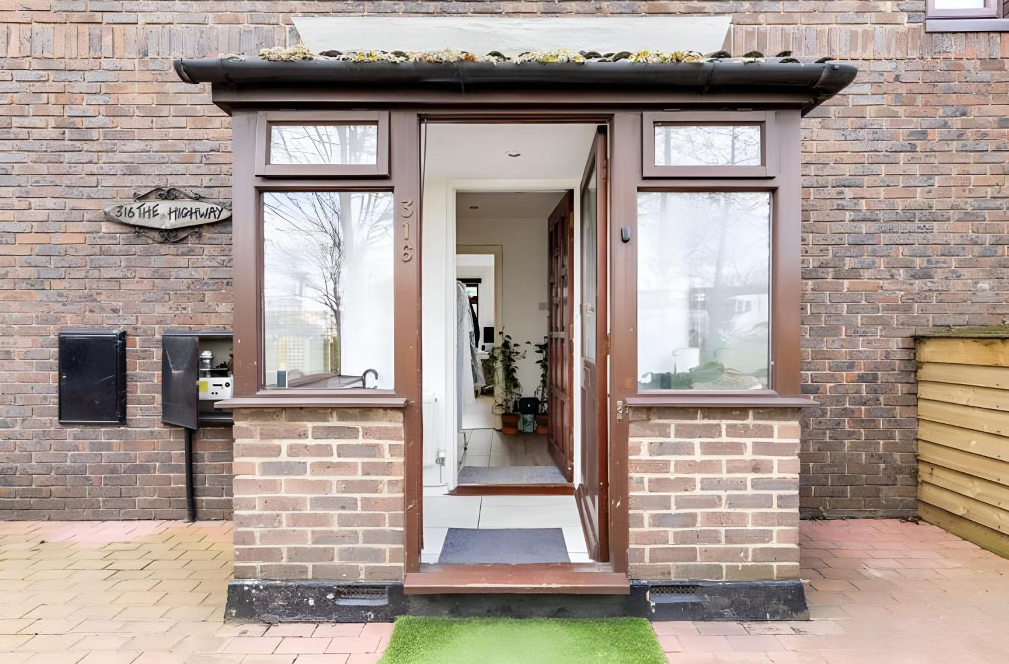 Modern With Bathroom & Garden In A Shared House - No Kitchen