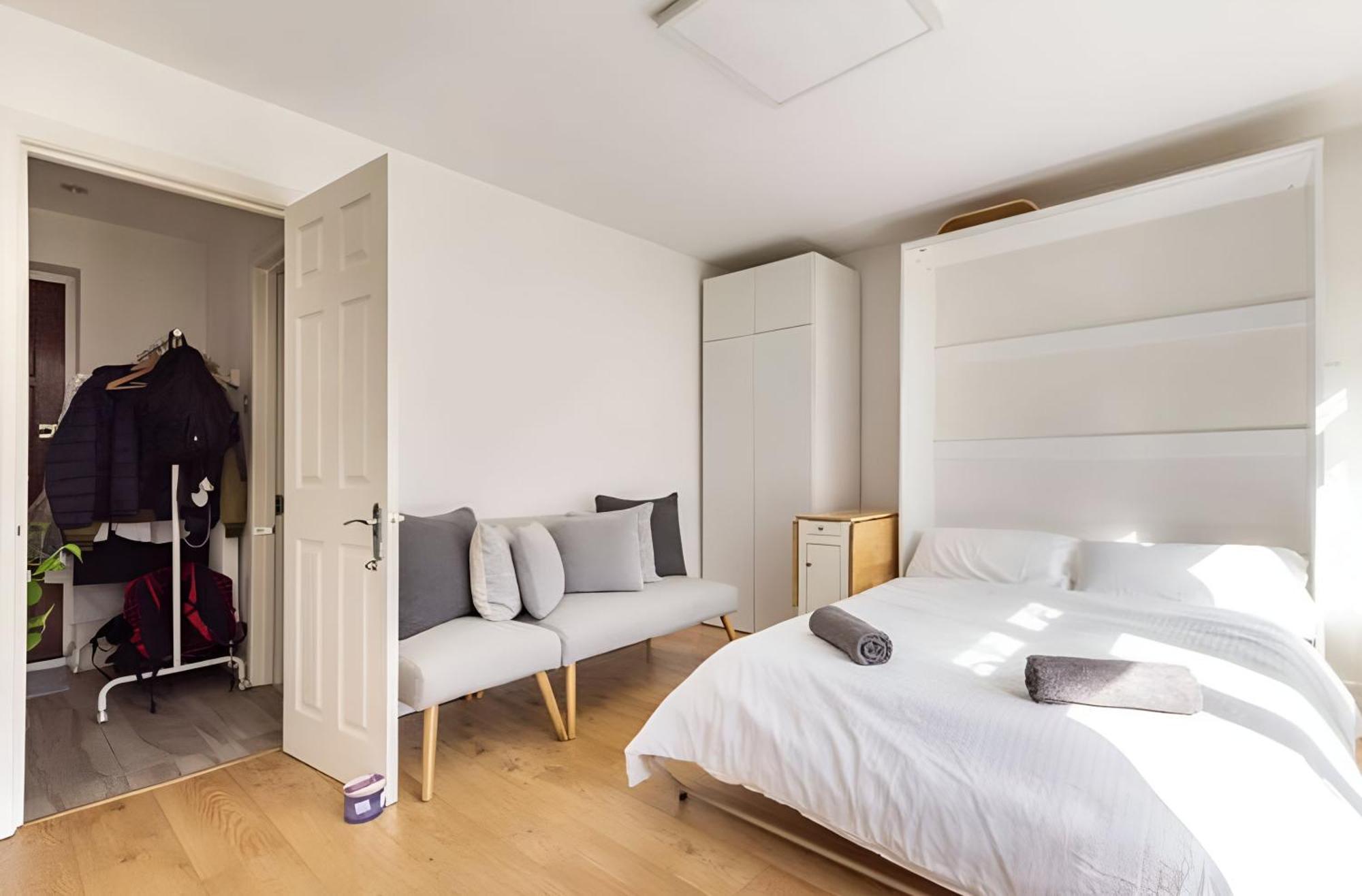Modern With Bathroom & Garden In A Shared House - No Kitchen Homestay *