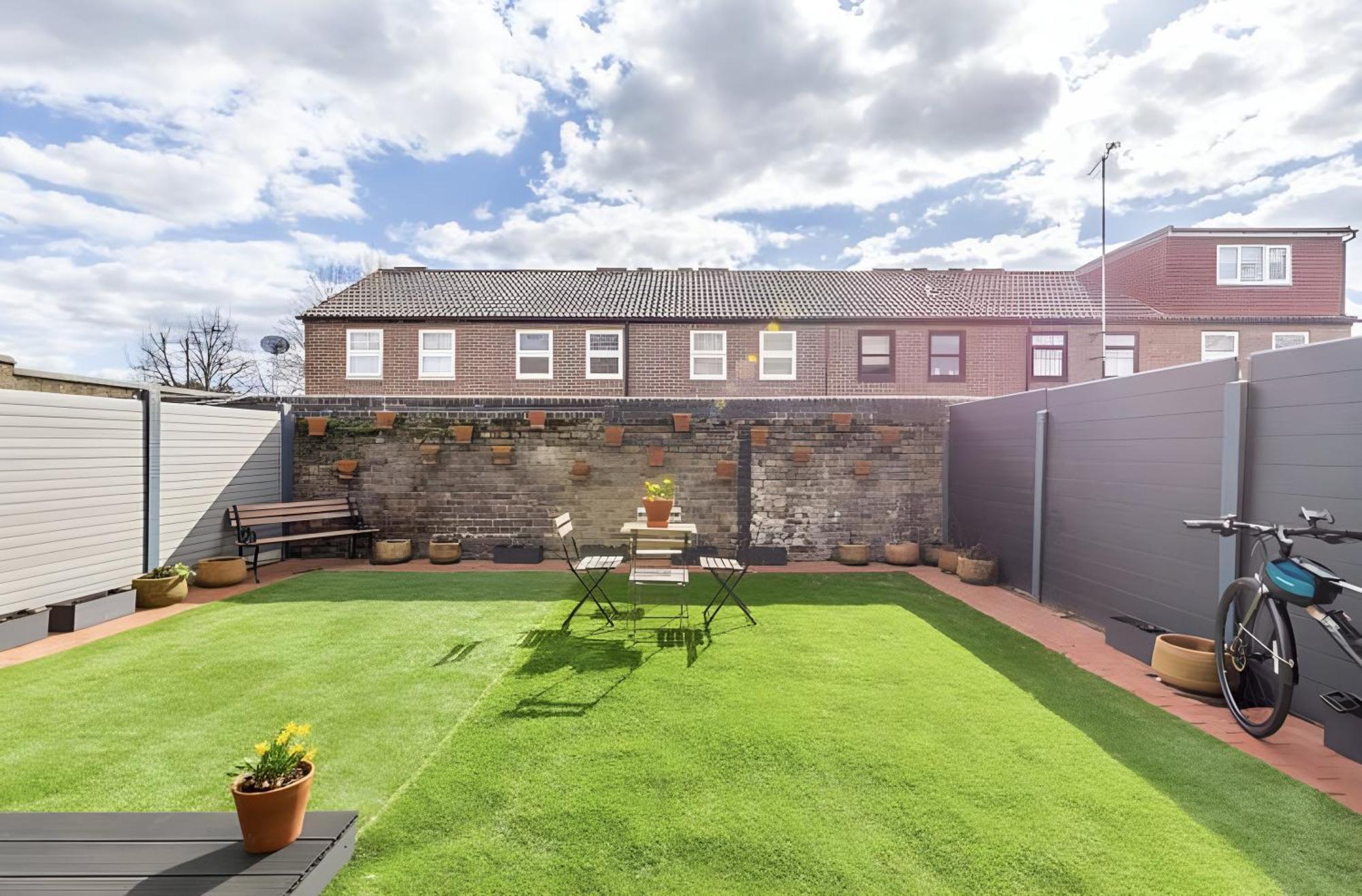 Homestay Modern With Bathroom & Garden In A Shared House - No Kitchen London