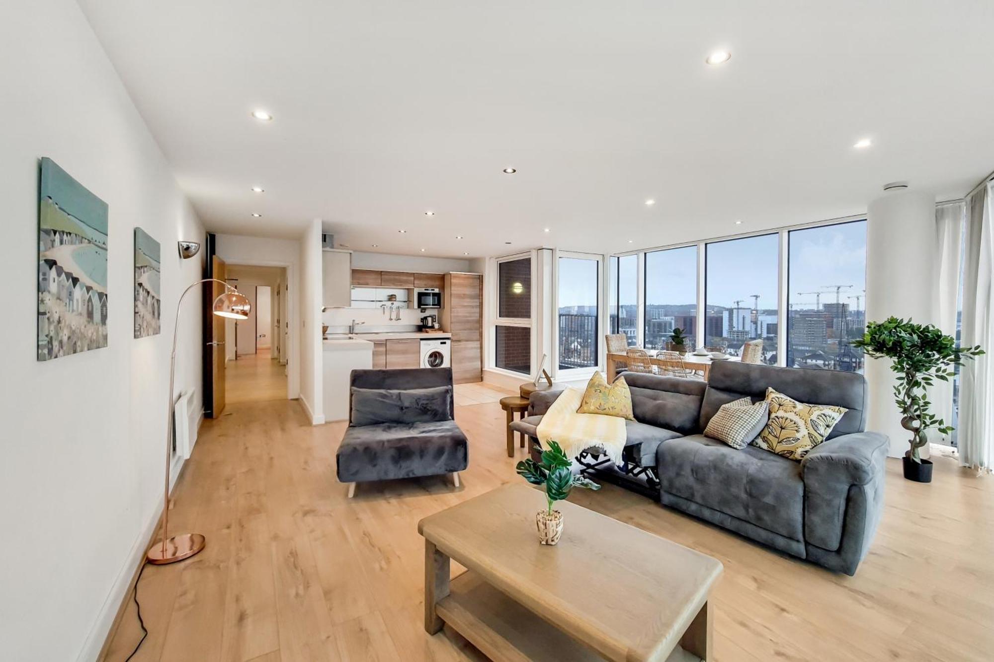 Deluxe Two Bed With River & View Apartment *