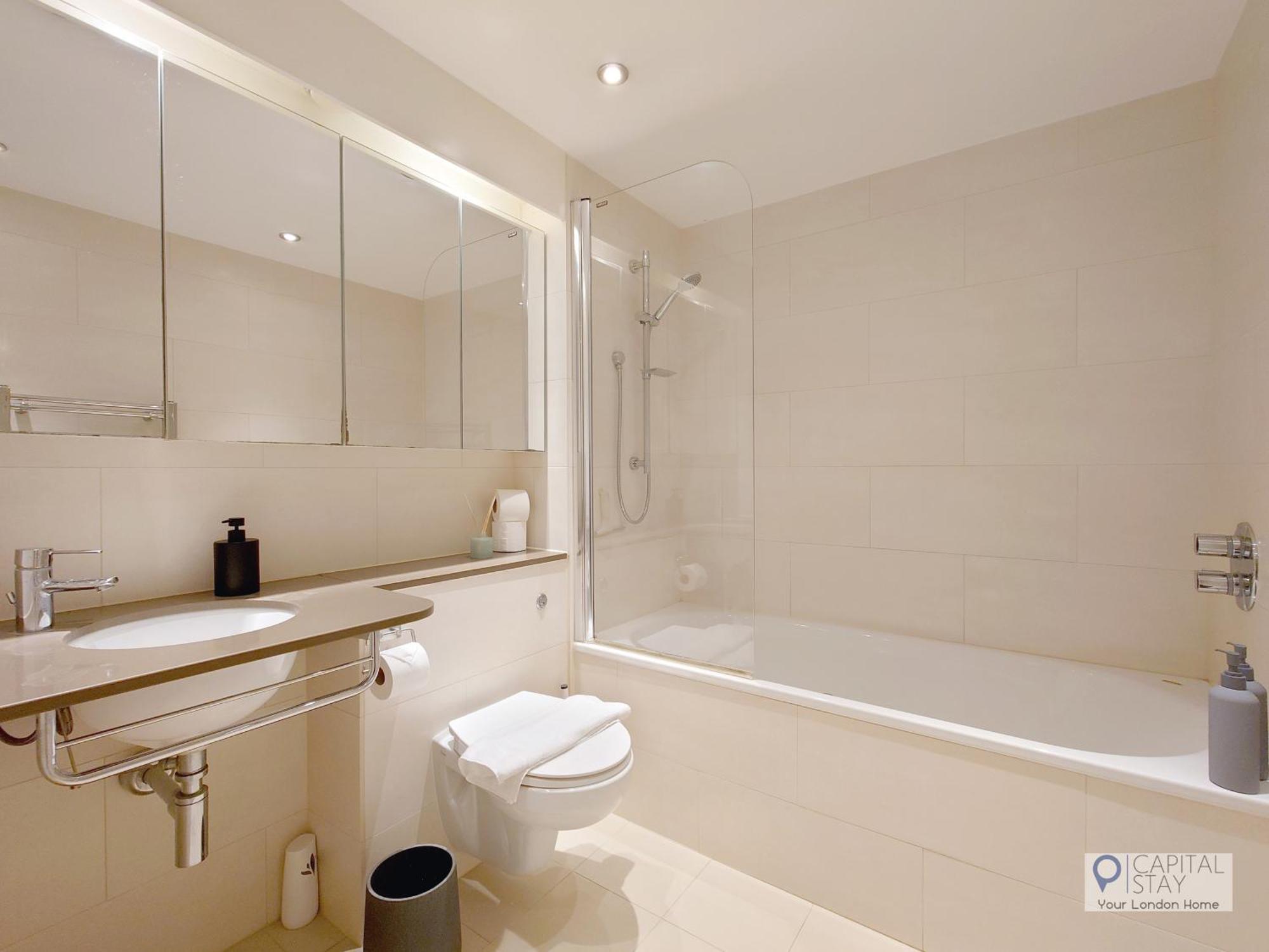 Apartment Deluxe Two Bed With River & View *