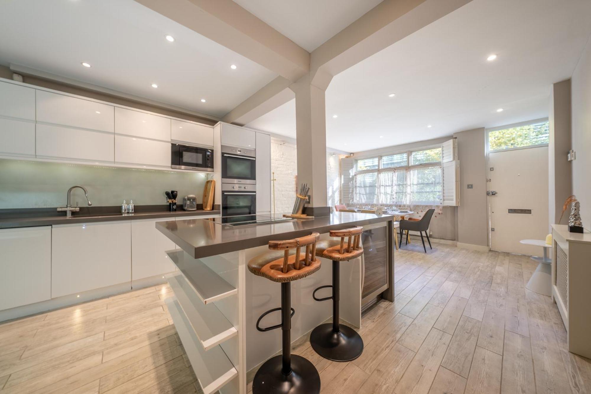 Huge 200sqm Luxury 3-bedroom Mews London