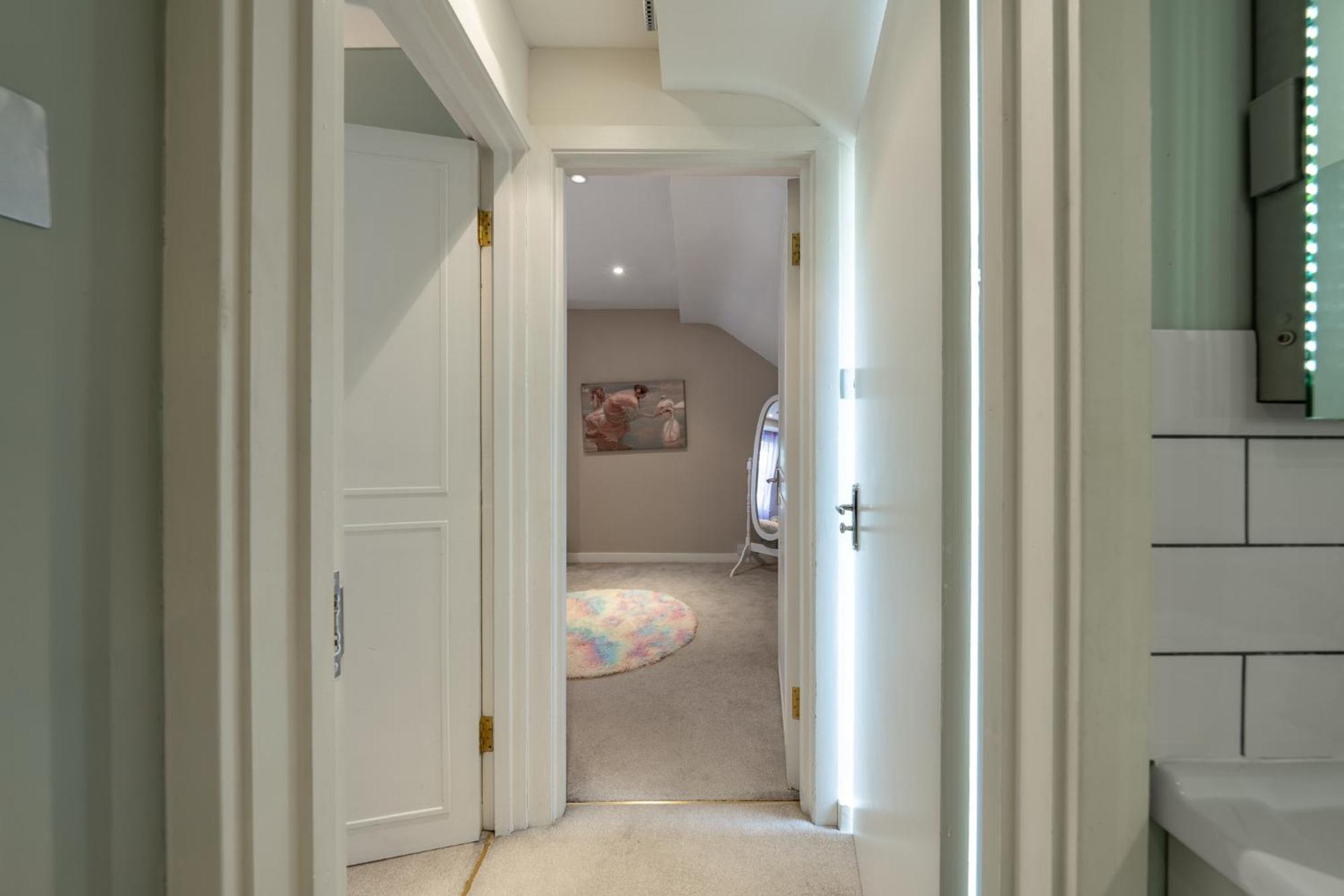 Huge 200sqm Luxury 3-bedroom Mews Apartment