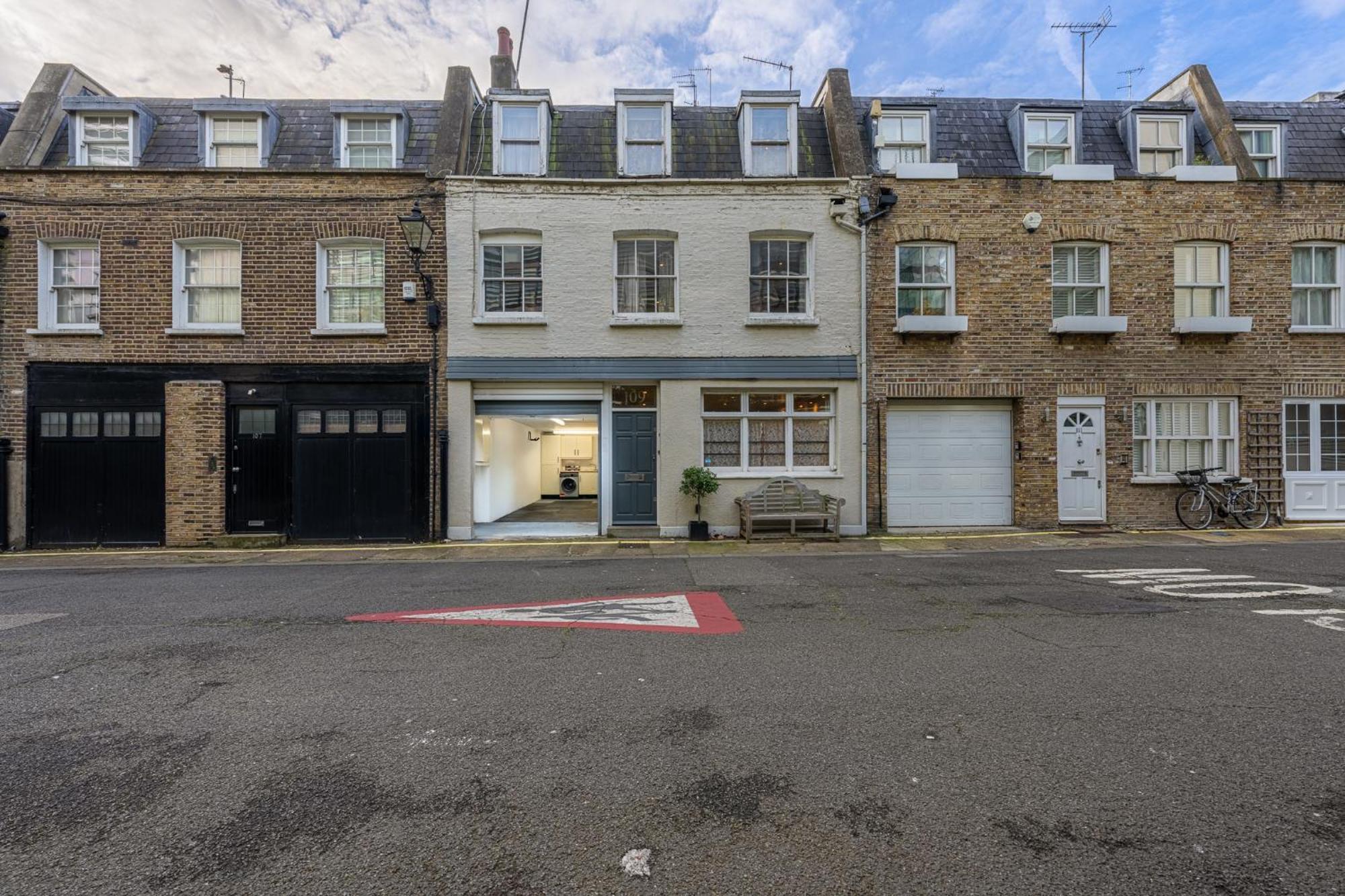 Huge 200sqm Luxury 3-bedroom Mews Apartment *
