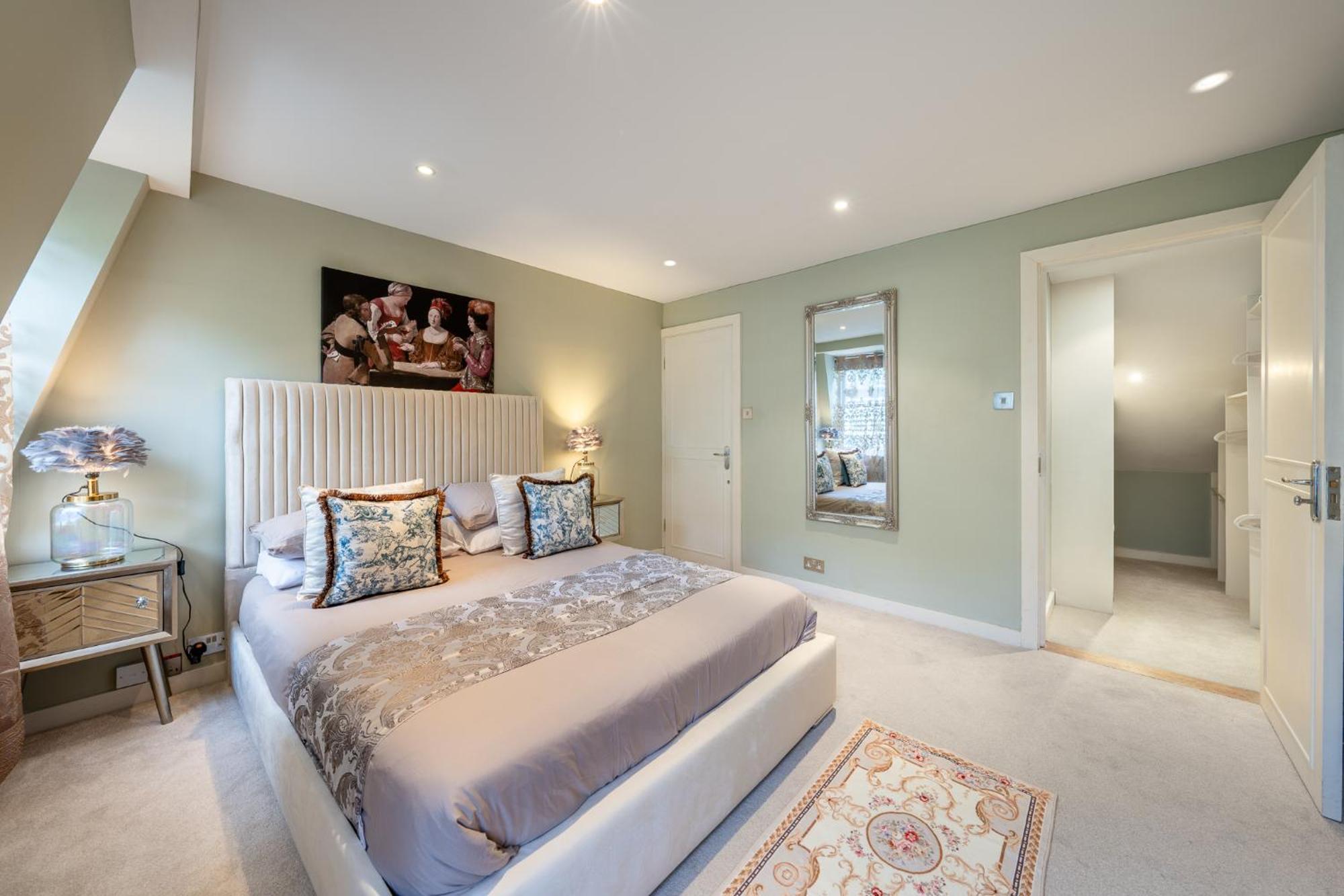 Huge 200sqm Luxury 3-bedroom Mews Apartment London