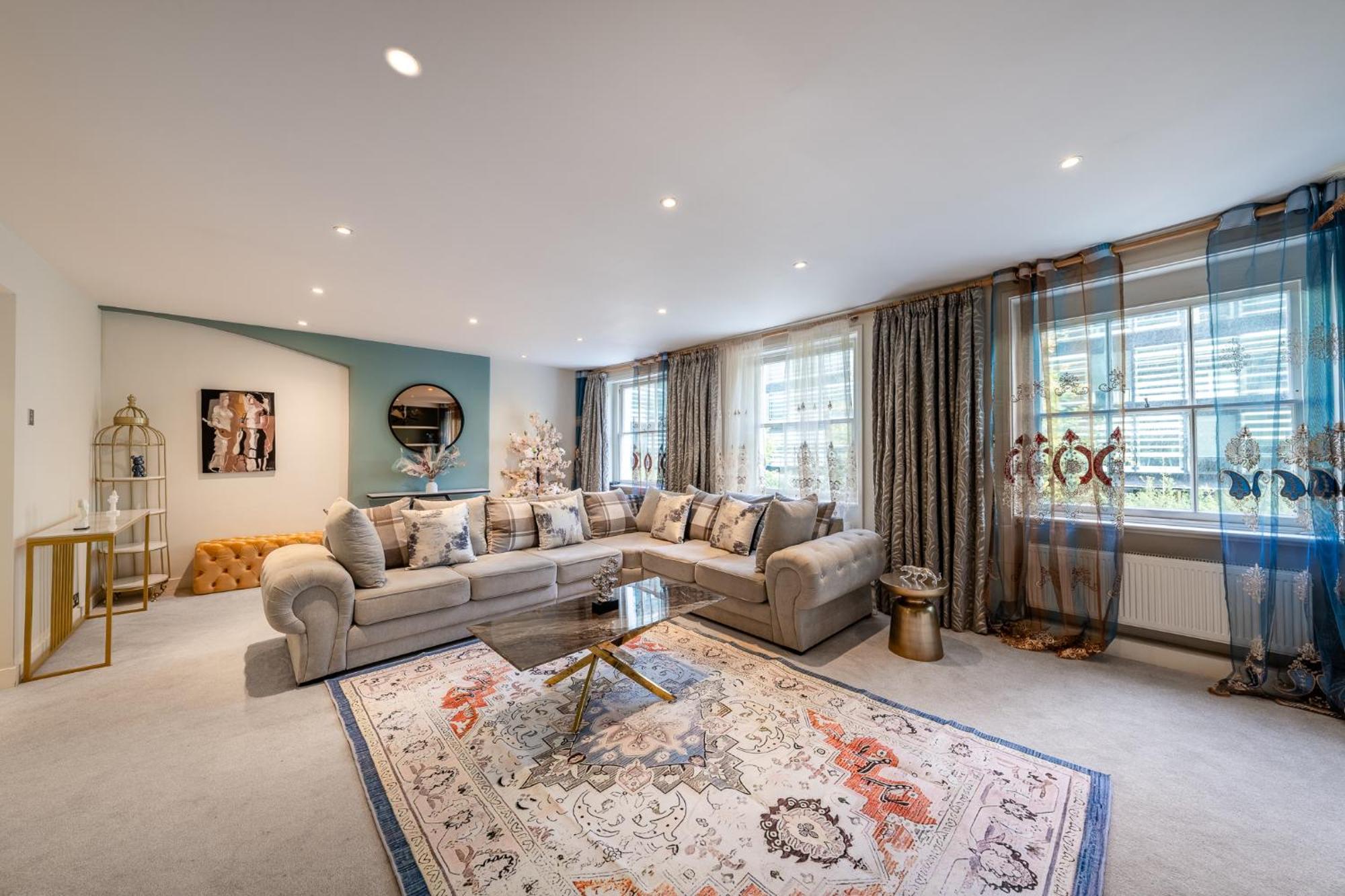 Huge 200sqm Luxury 3-bedroom Mews London