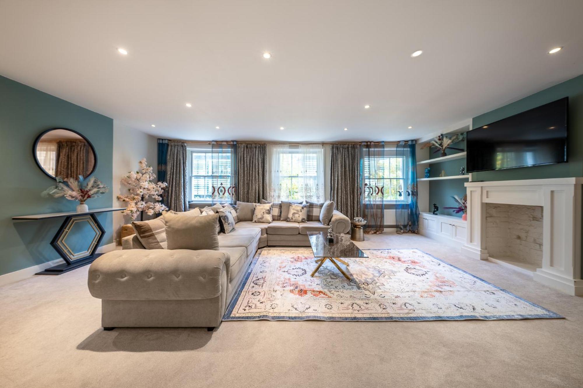 Huge 200sqm Luxury 3-bedroom Mews * London