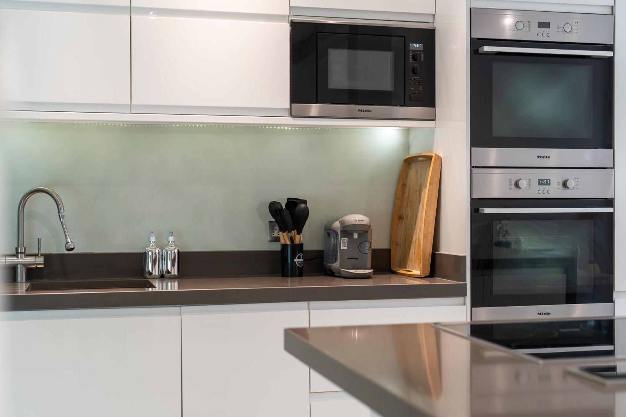 Huge 200sqm Luxury 3-bedroom Mews Apartment