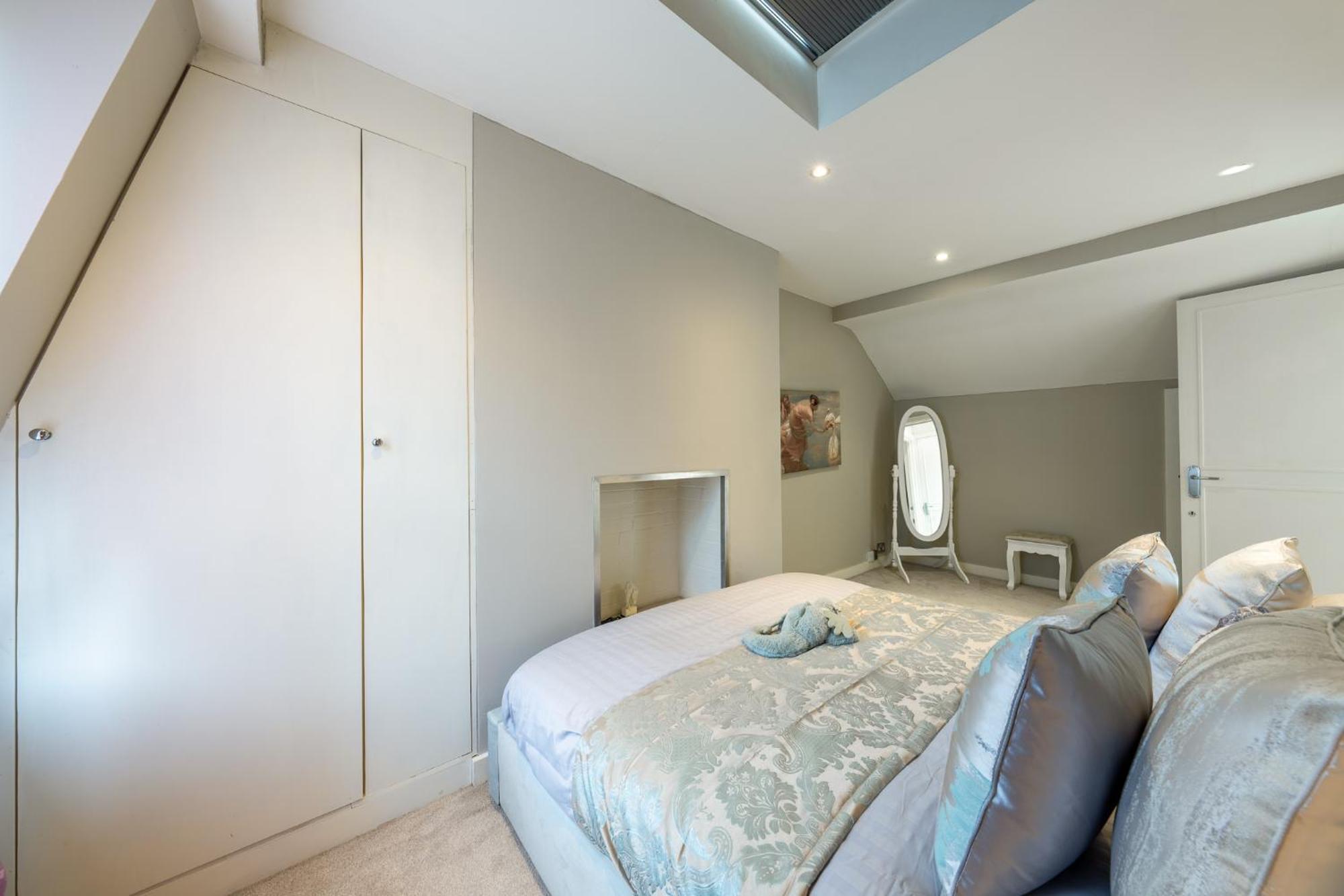 Apartment Huge 200sqm Luxury 3-bedroom Mews *