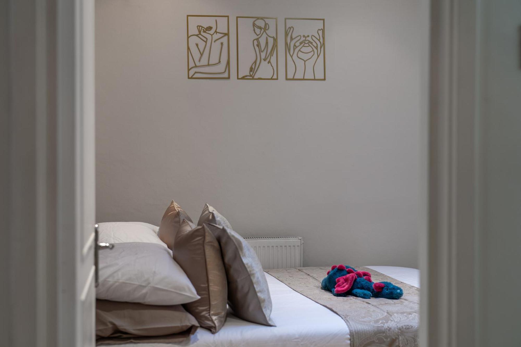 Huge 200sqm Luxury 3-bedroom Mews London