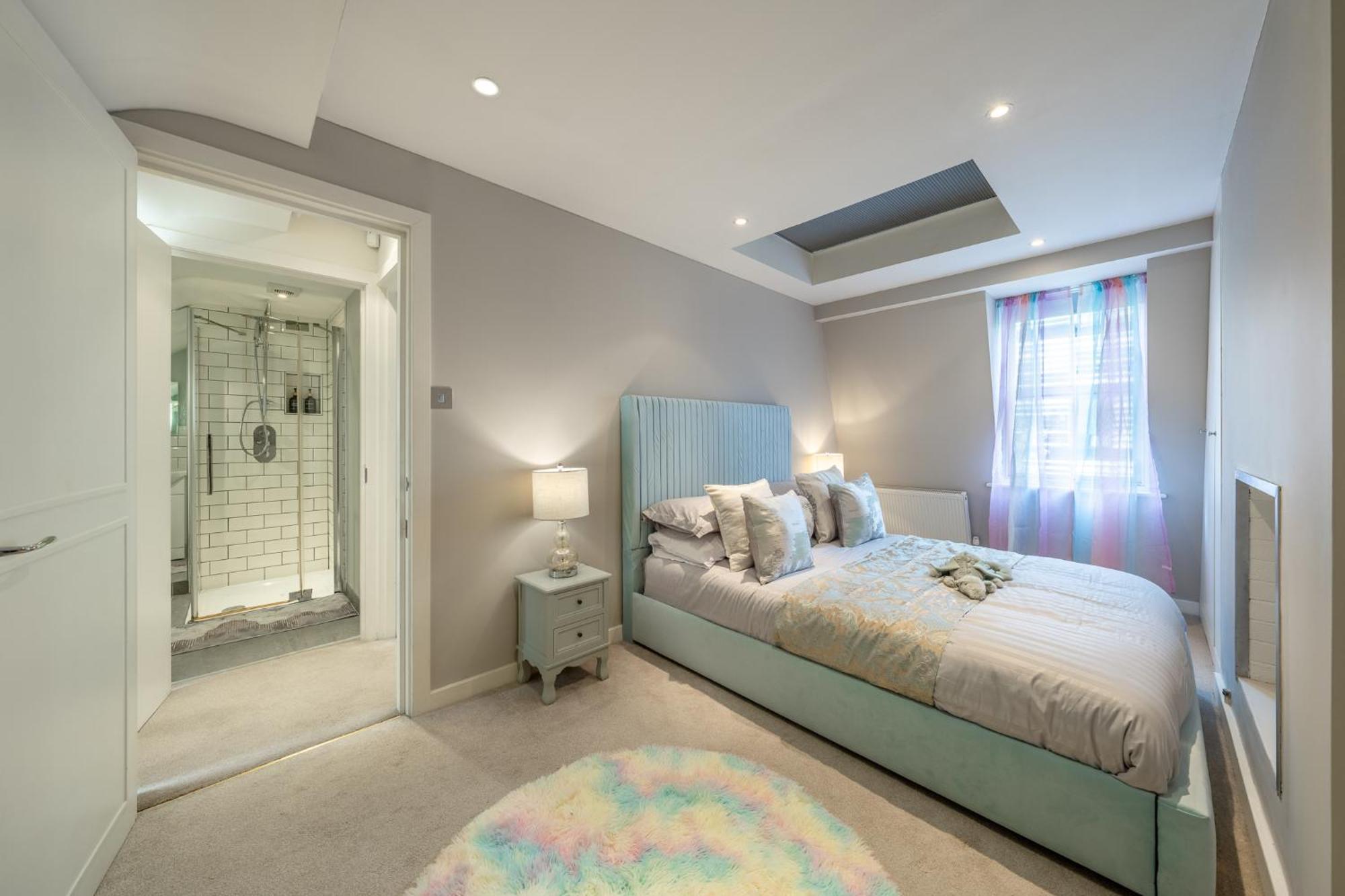 Huge 200sqm Luxury 3-bedroom Mews * London