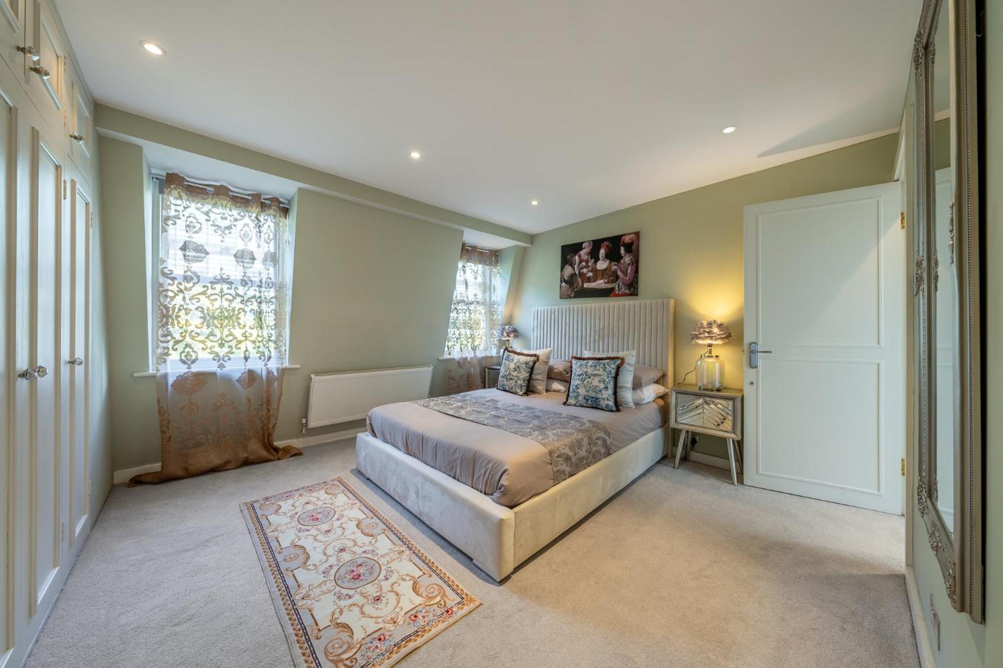 Huge 200sqm Luxury 3-bedroom Mews Apartment *