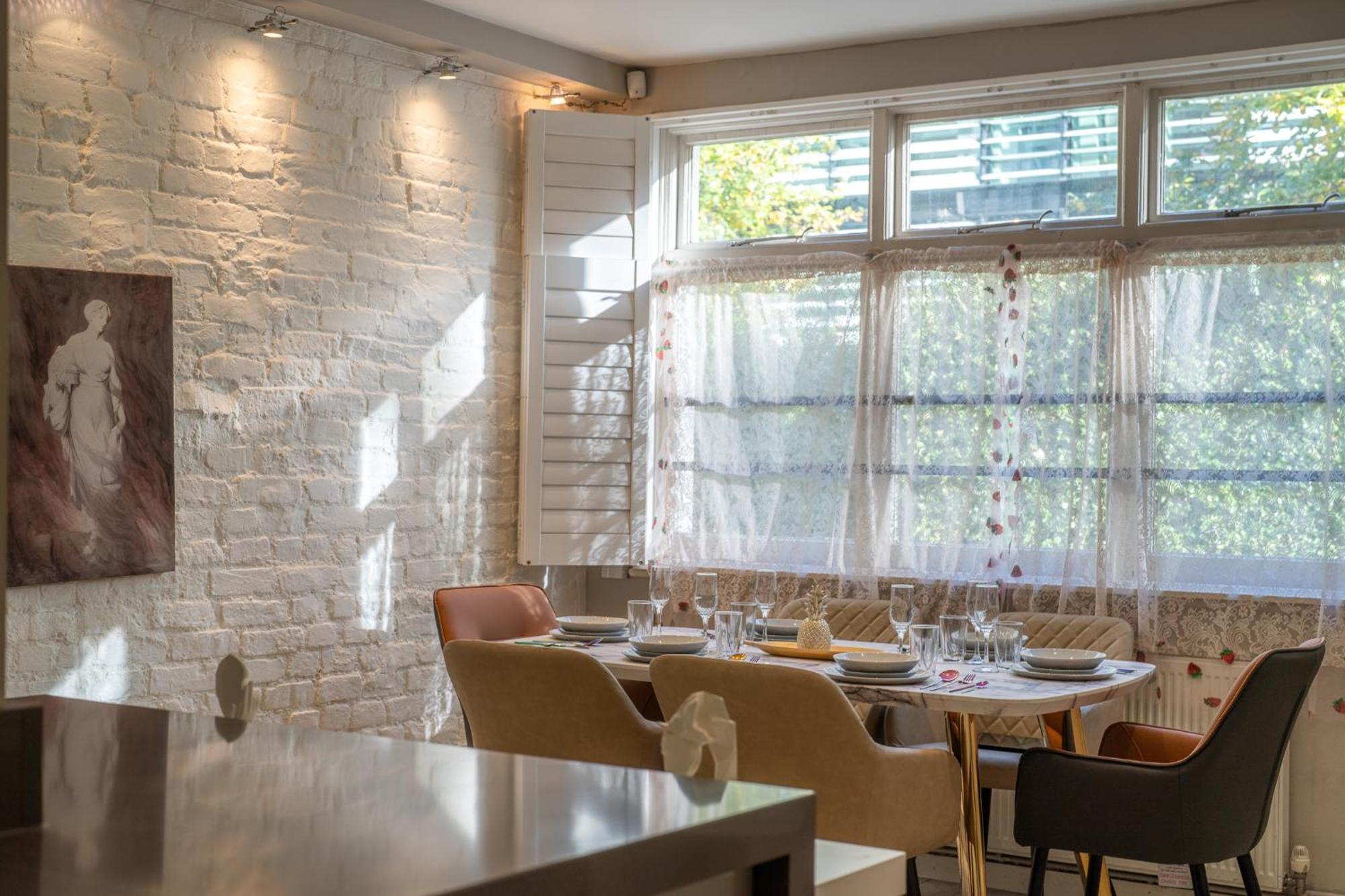 Huge 200sqm Luxury 3-bedroom Mews Apartment London