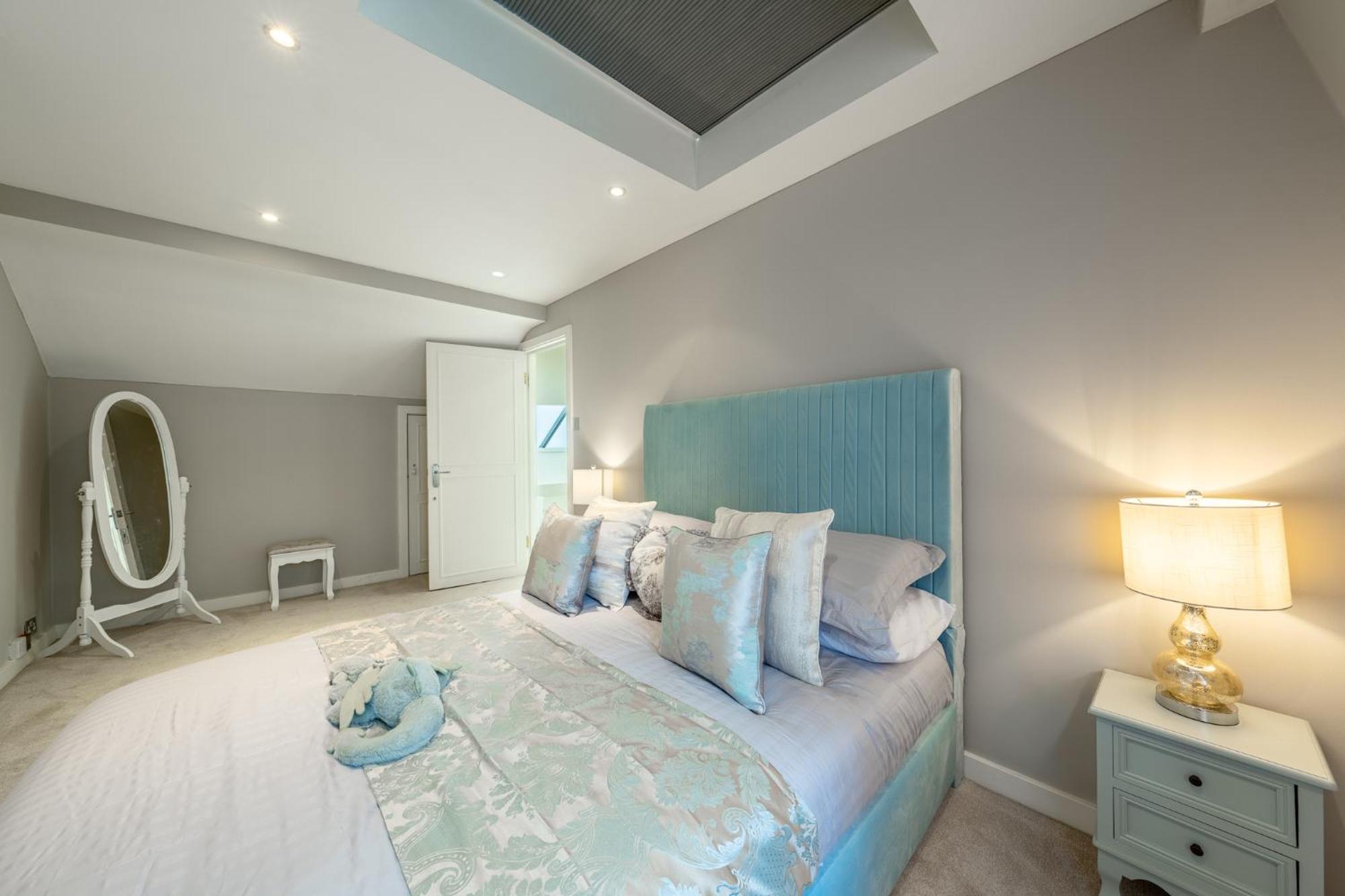 Huge 200sqm Luxury 3-bedroom Mews Apartment
