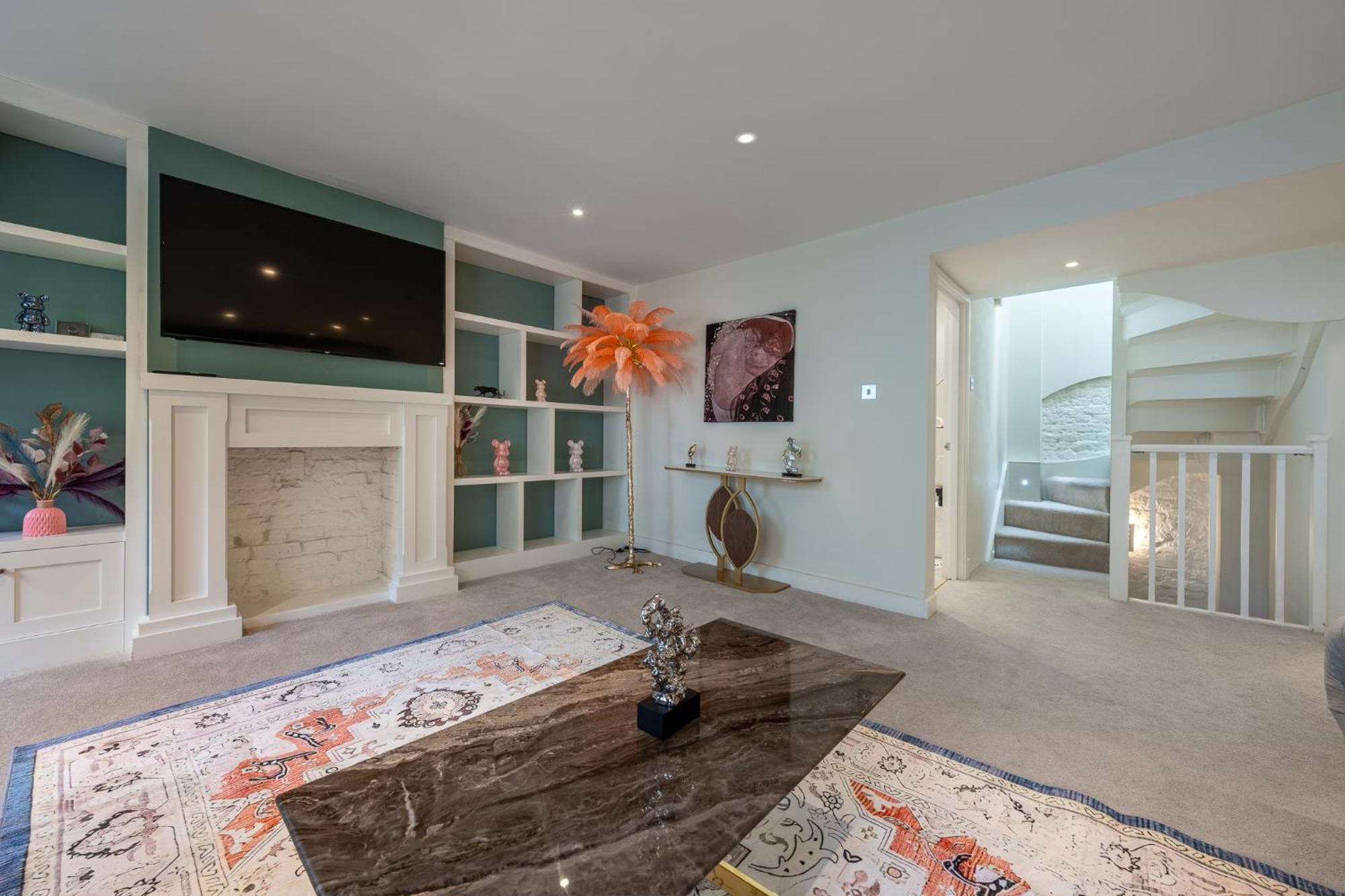 Huge 200sqm Luxury 3-bedroom Mews London