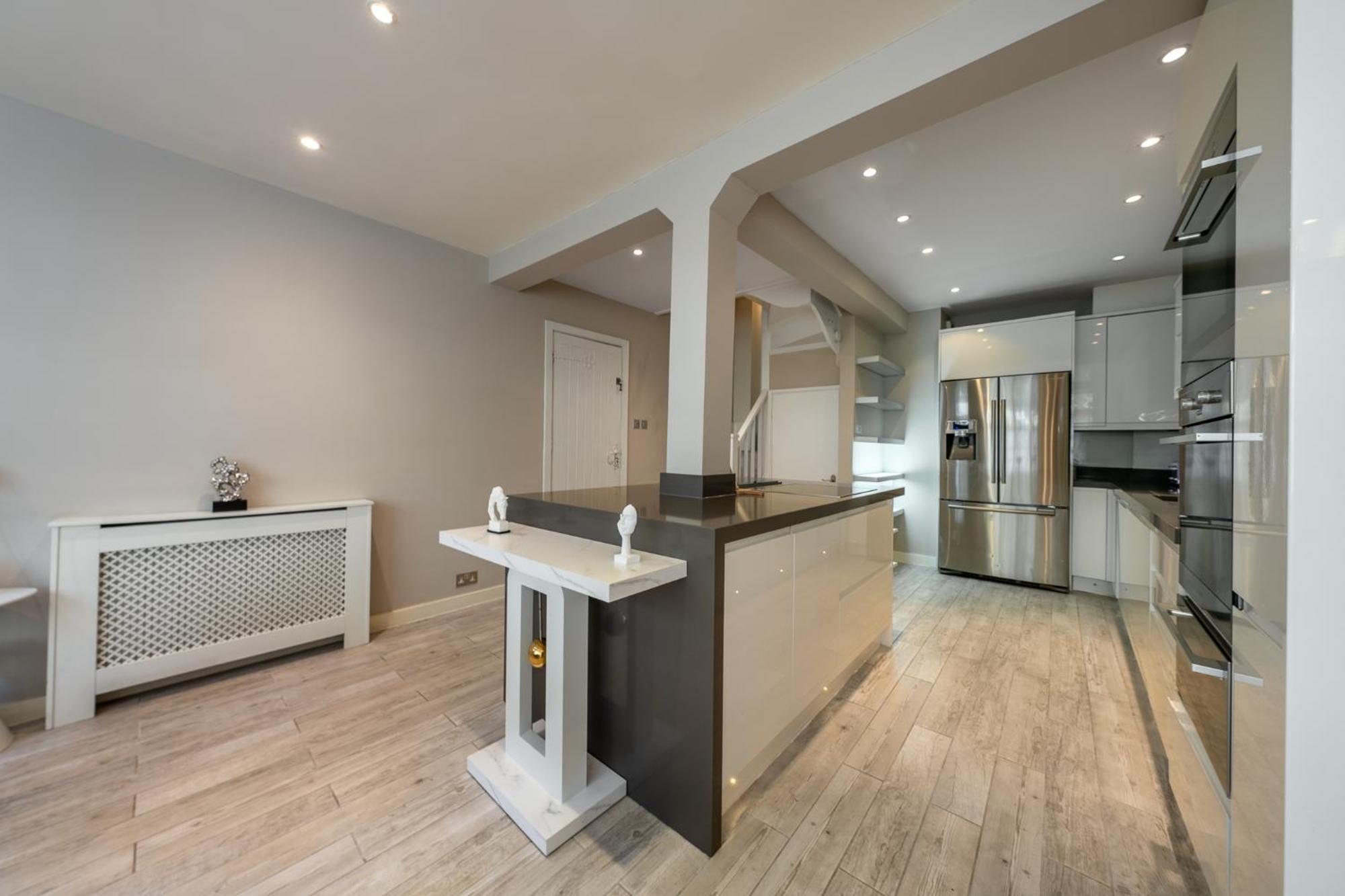 Huge 200sqm Luxury 3-bedroom Mews * London