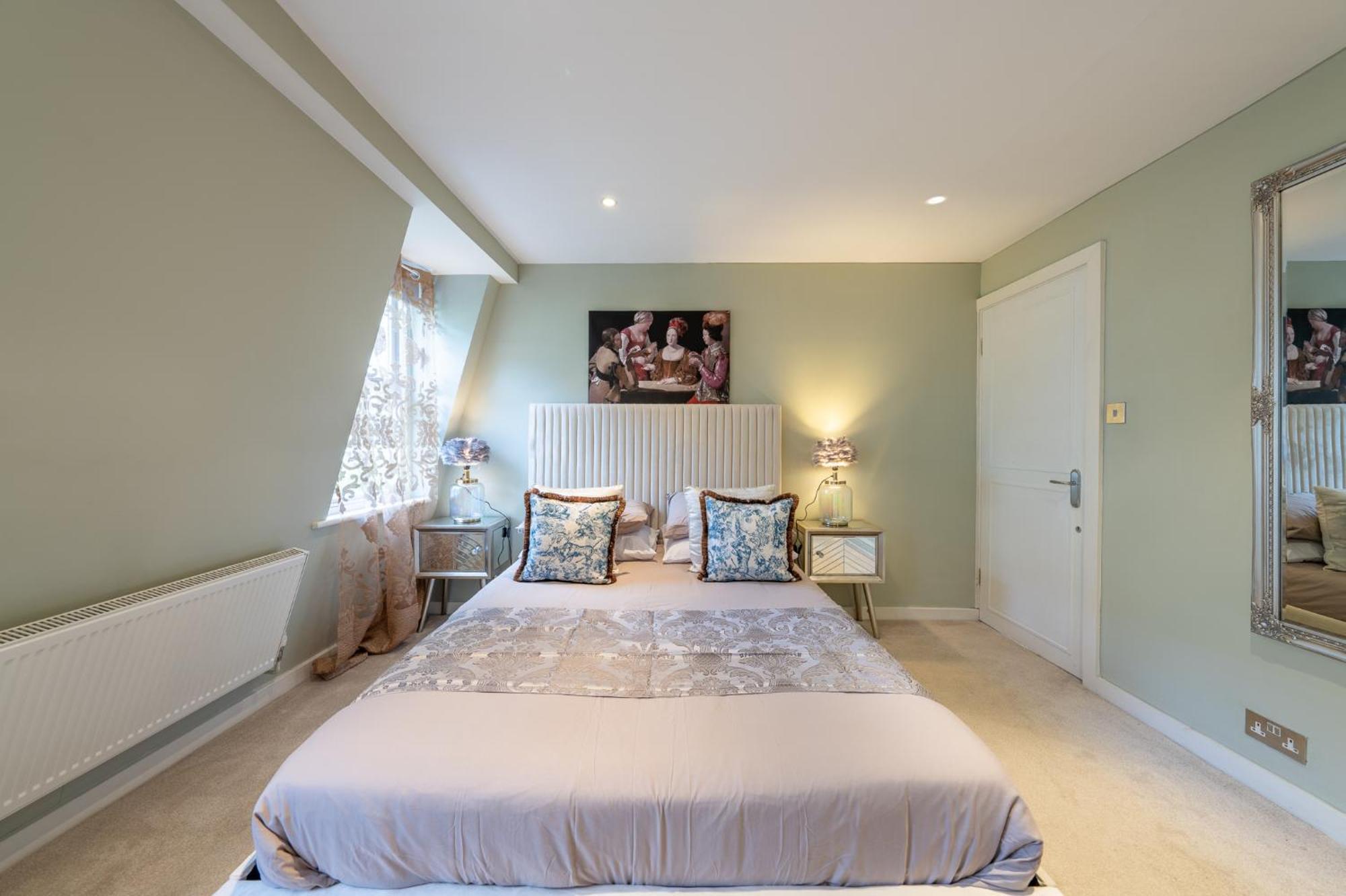 Huge 200sqm Luxury 3-bedroom Mews Apartment *