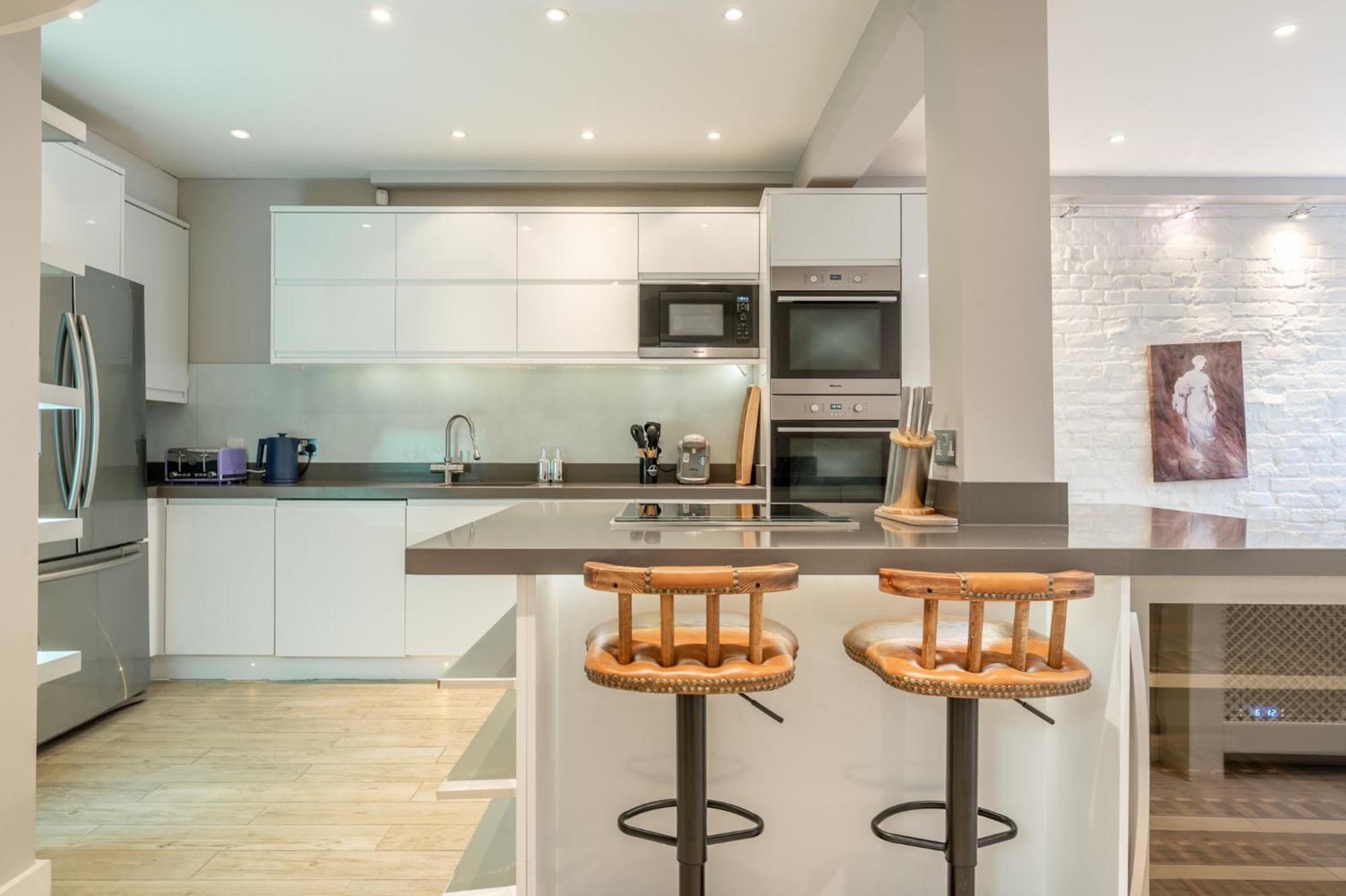 Huge 200sqm Luxury 3-bedroom Mews * London