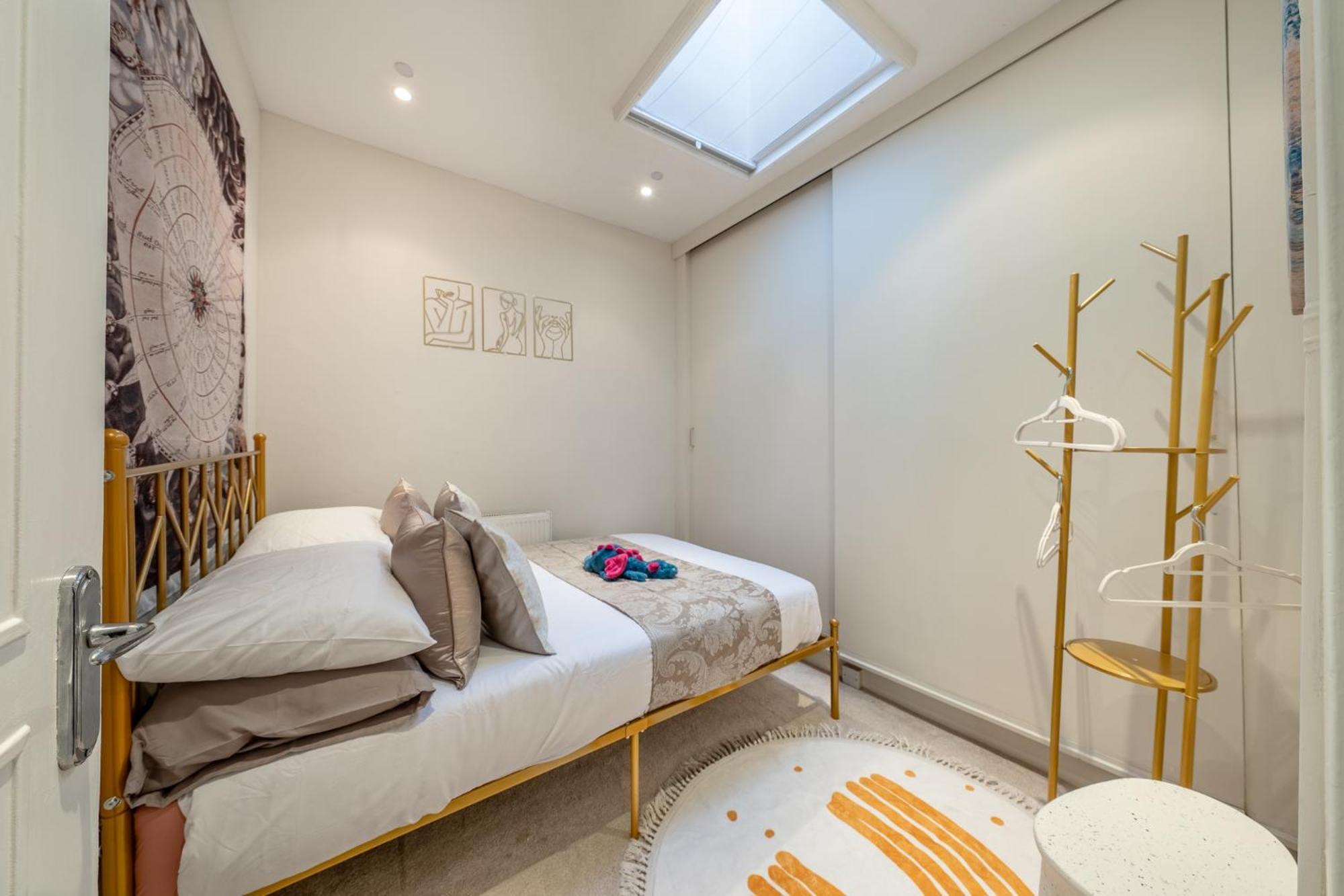 Huge 200sqm Luxury 3-bedroom Mews Apartment