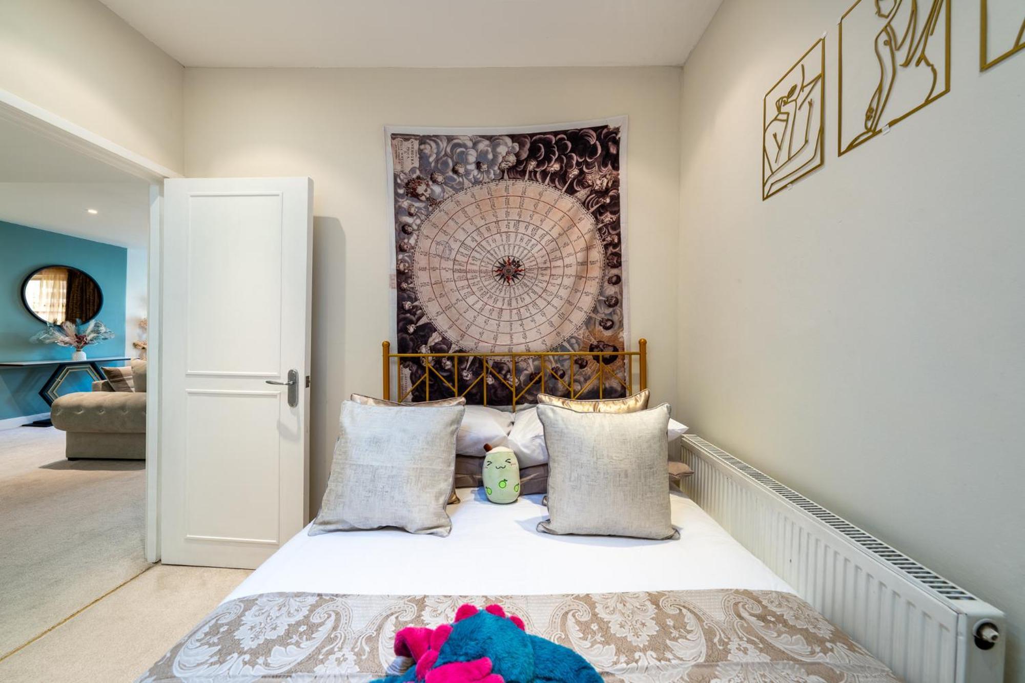 Huge 200sqm Luxury 3-bedroom Mews Apartment *