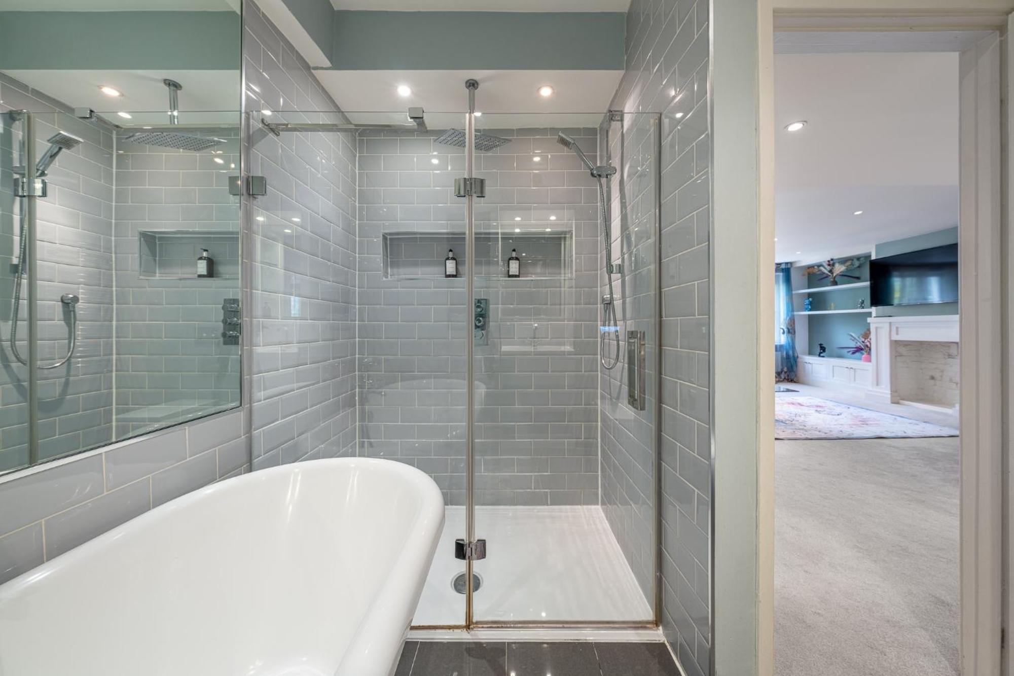 Huge 200sqm Luxury 3-bedroom Mews London
