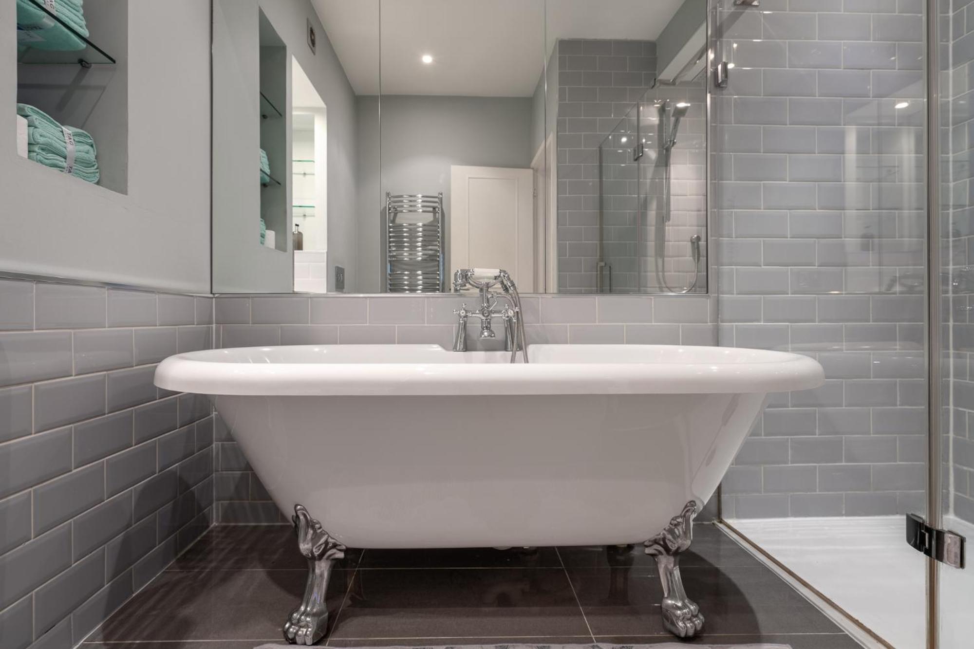 Huge 200sqm Luxury 3-bedroom Mews Apartment