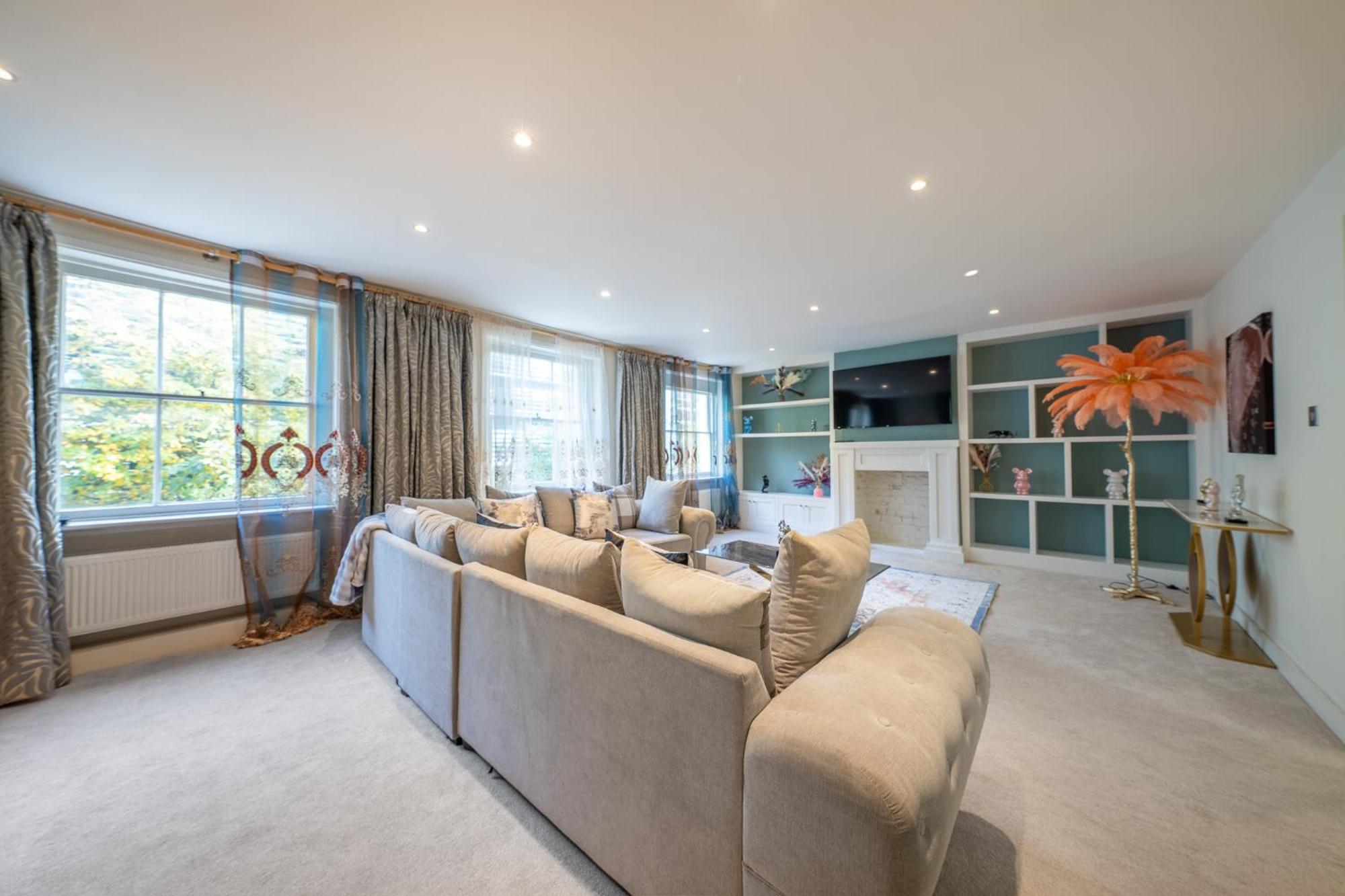 Huge 200sqm Luxury 3-bedroom Mews Apartment *