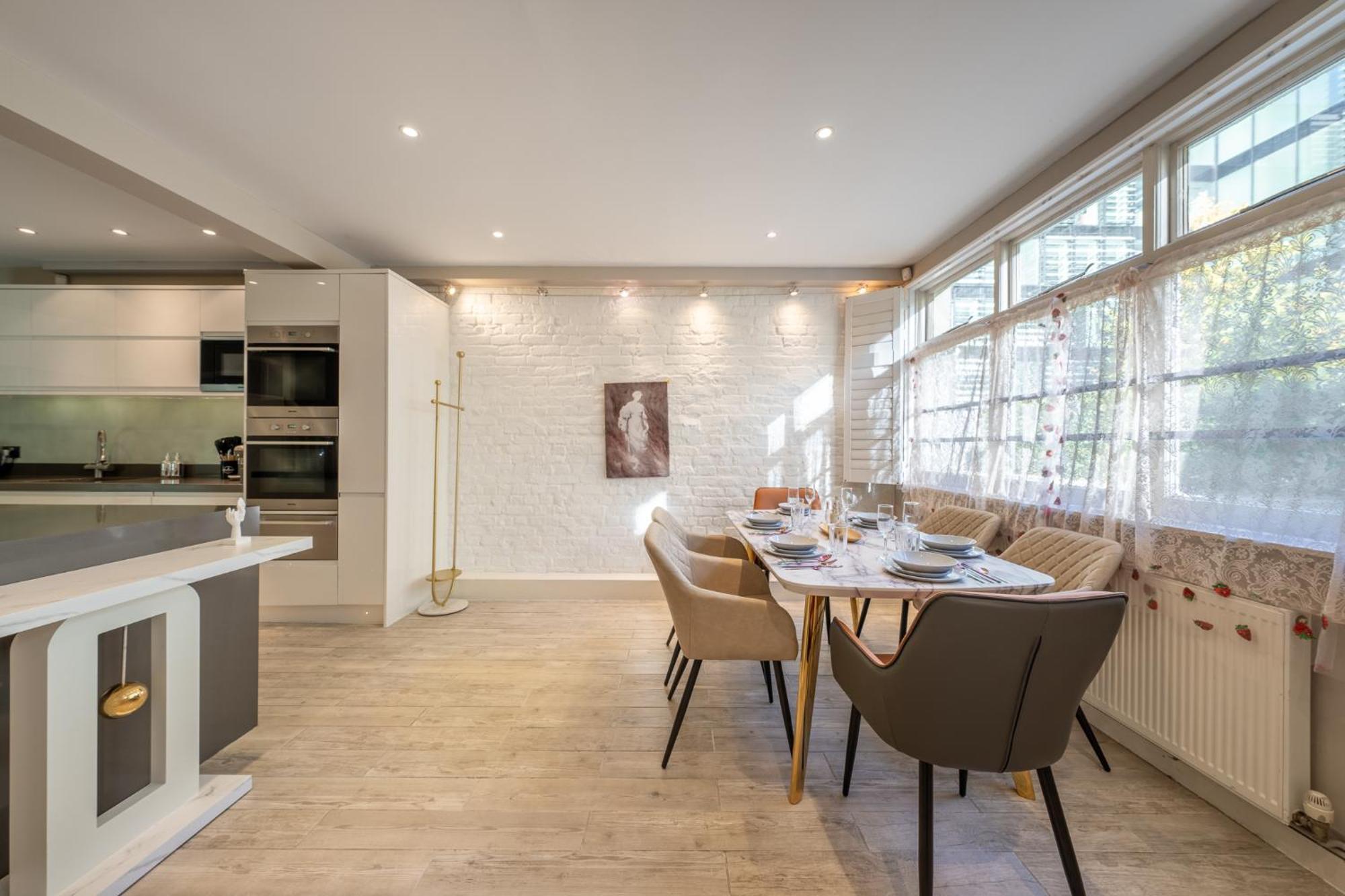 Huge 200sqm Luxury 3-bedroom Mews Apartment London