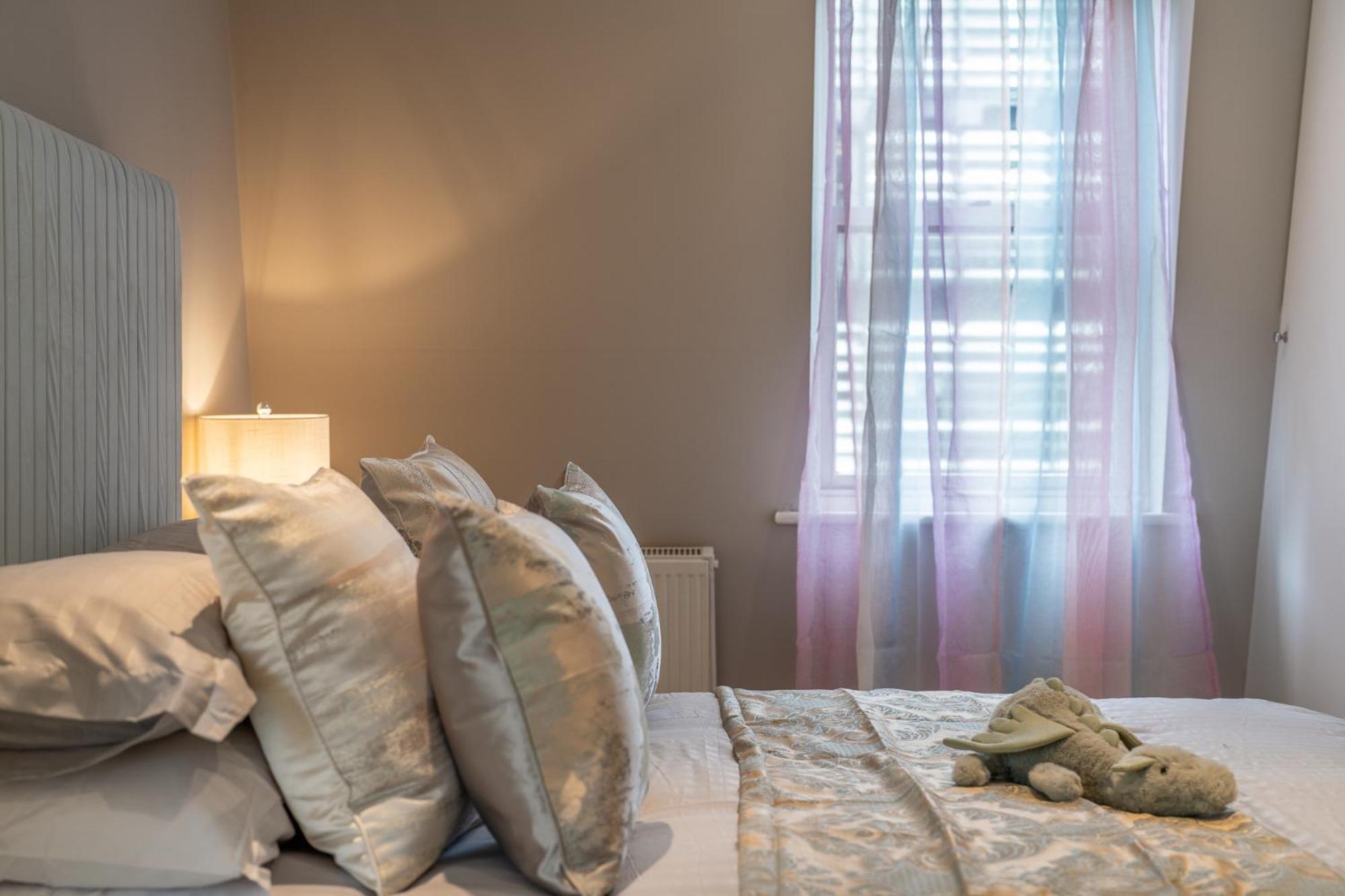 Apartment Huge 200sqm Luxury 3-bedroom Mews London