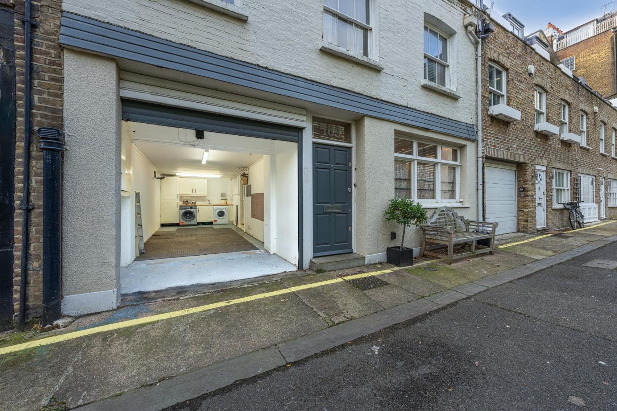 Huge 200sqm Luxury 3-bedroom Mews London