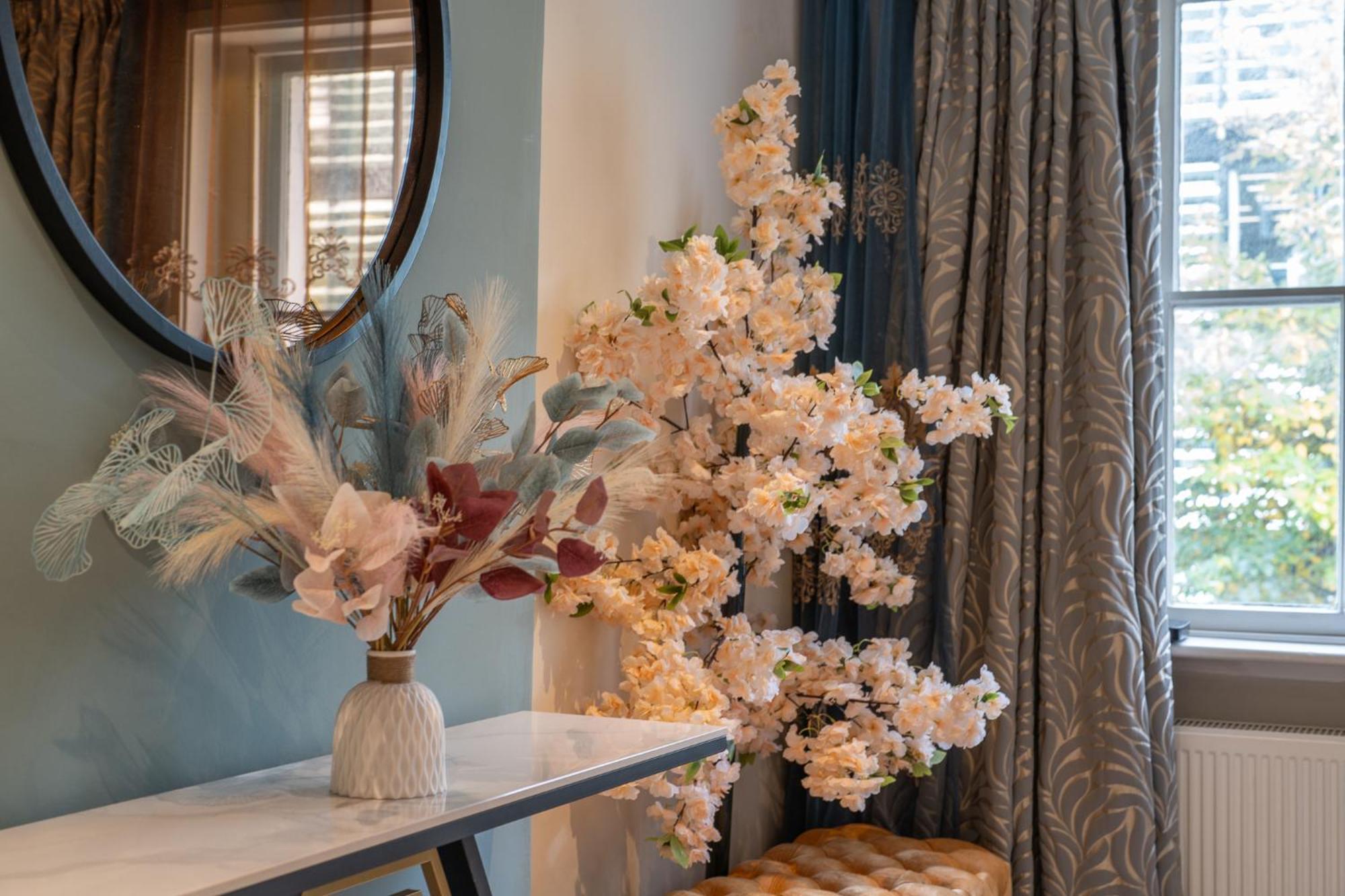 Huge 200sqm Luxury 3-bedroom Mews Apartment