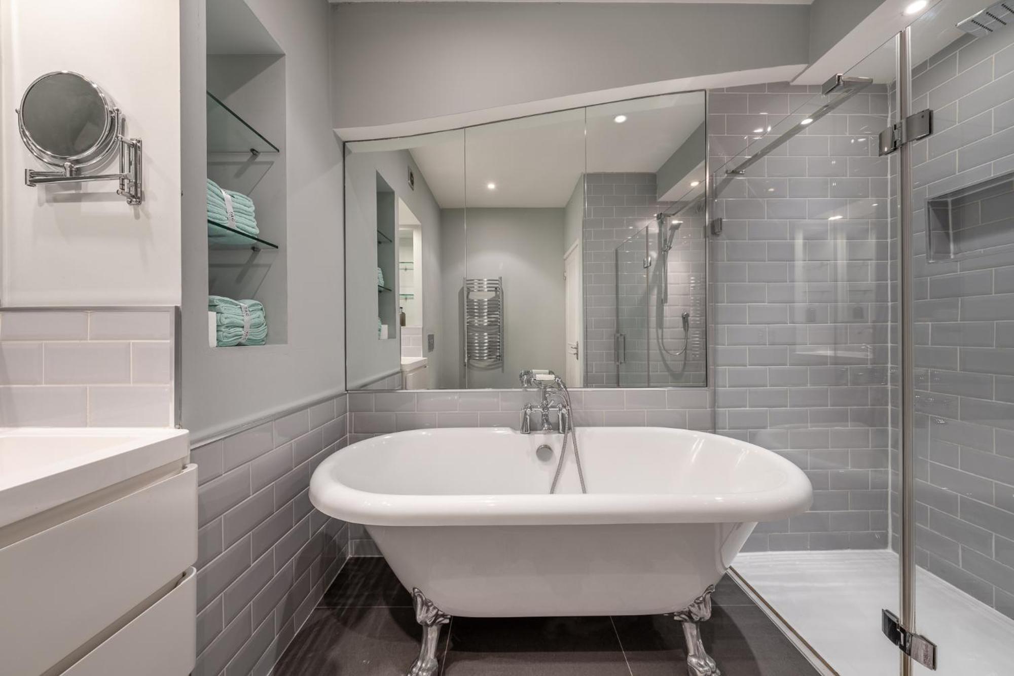 Apartment Huge 200sqm Luxury 3-bedroom Mews