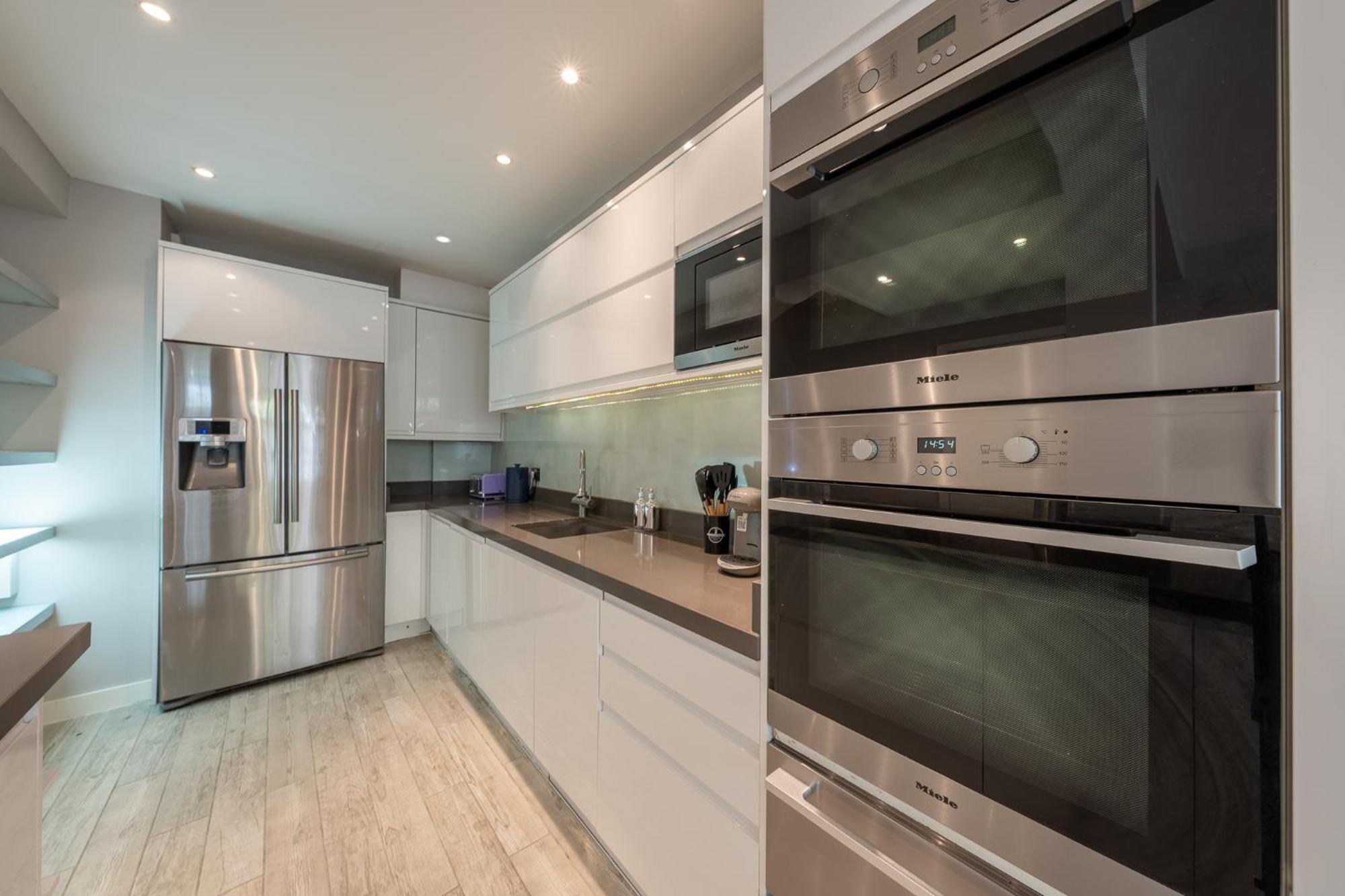 Huge 200sqm Luxury 3-bedroom Mews Apartment *