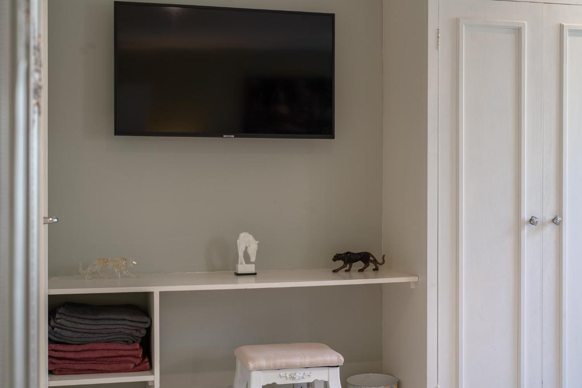 Huge 200sqm Luxury 3-bedroom Mews Apartment *