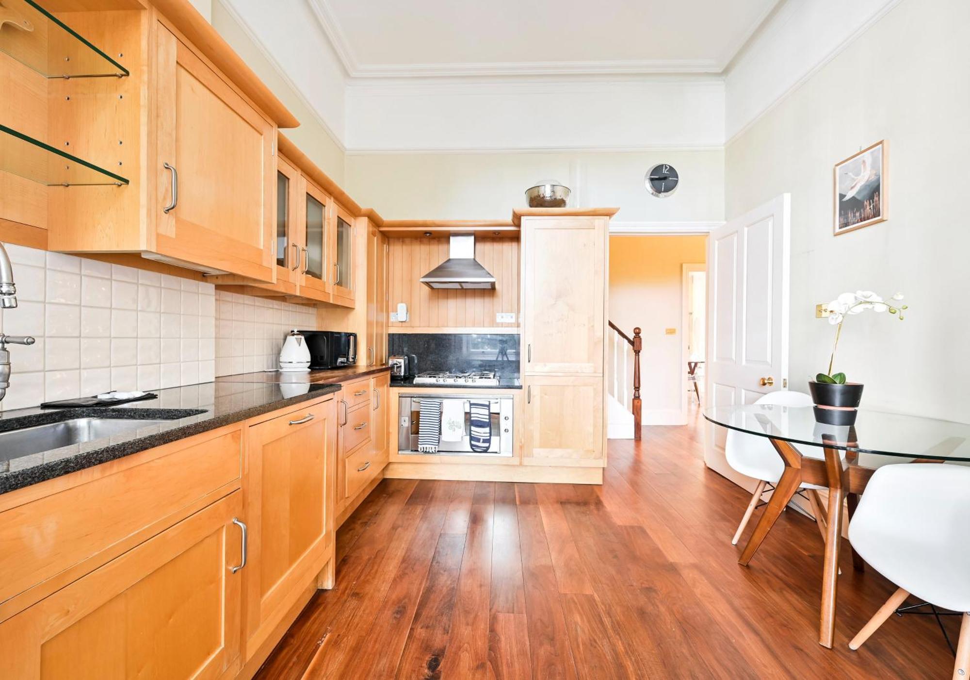 Bright 2 Bedroom In South Kensington London