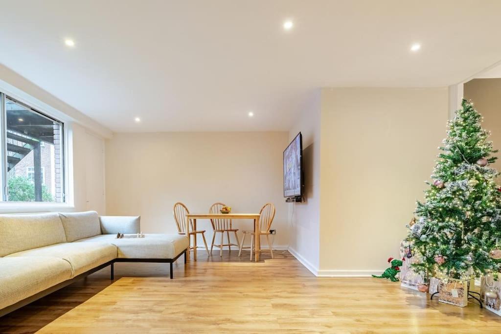 Apartment 3 Bedroom Maisonette In Belsize Park, Hampstead With Private Entrance