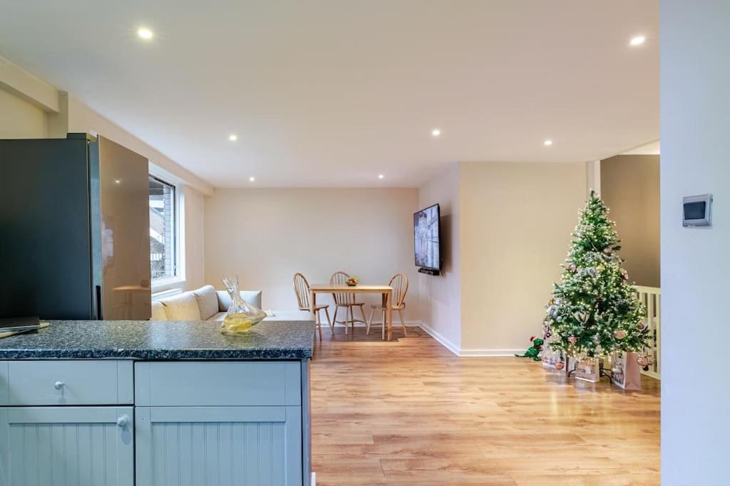 3 Bedroom Maisonette In Belsize Park, Hampstead With Private Entrance *