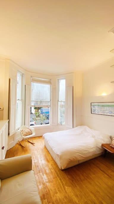 Artist In Notting Hill Apartment London
