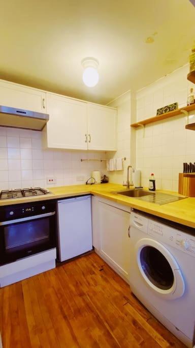 Artist In Notting Hill Apartment London