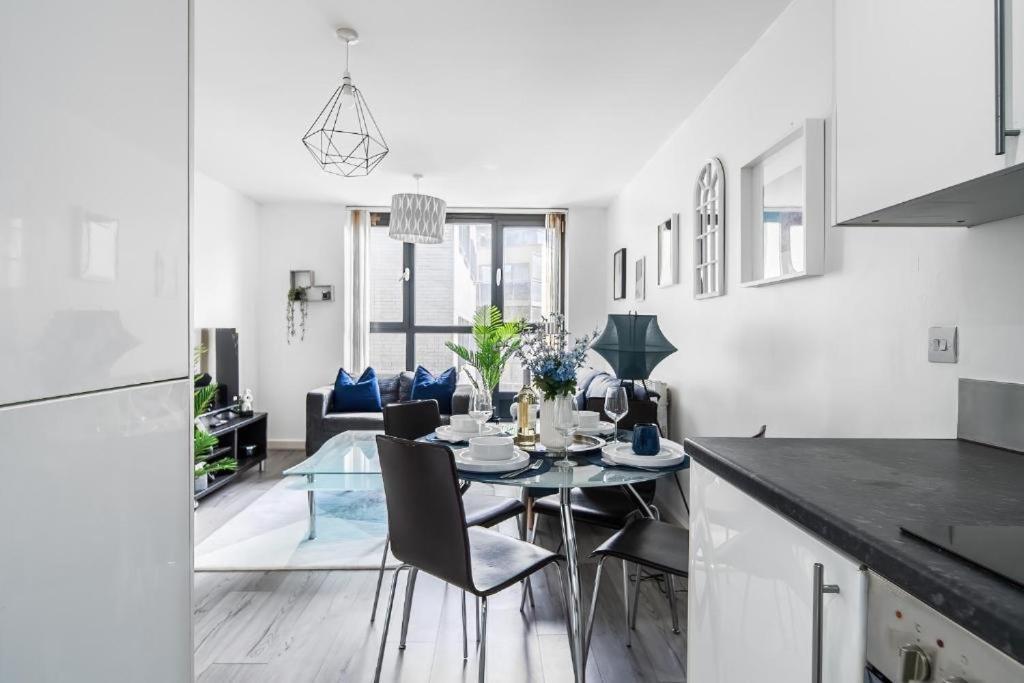 Modern One-bed Apartment, Hallsville Rd *