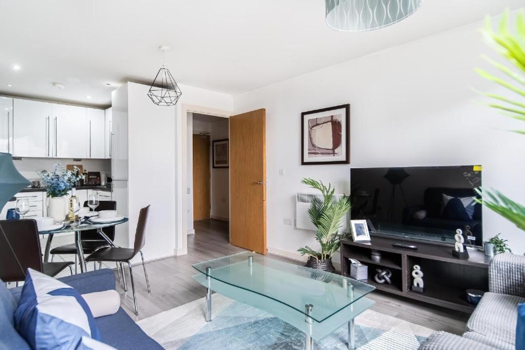 Modern One-bed Apartment, Hallsville Rd * London