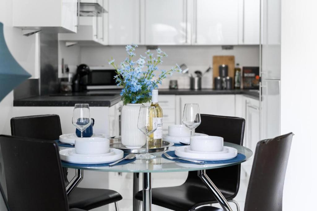 Modern One-bed Apartment, Hallsville Rd Apartment