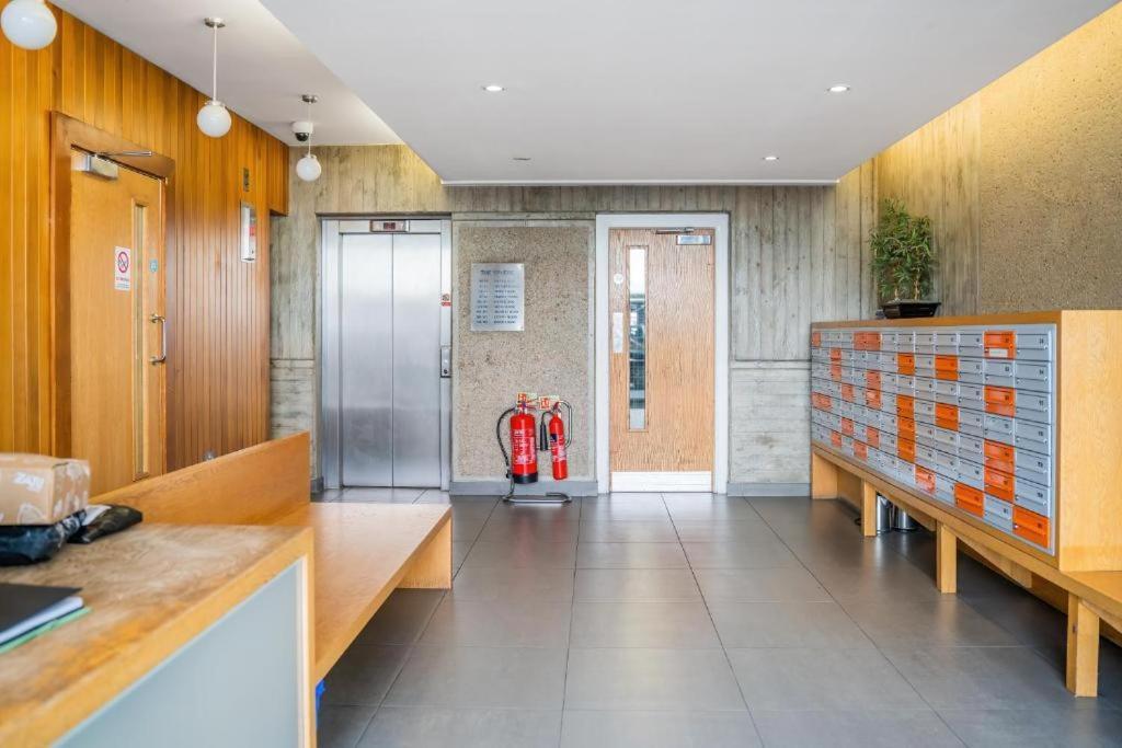 Apartment Modern One-bed Apartment, Hallsville Rd