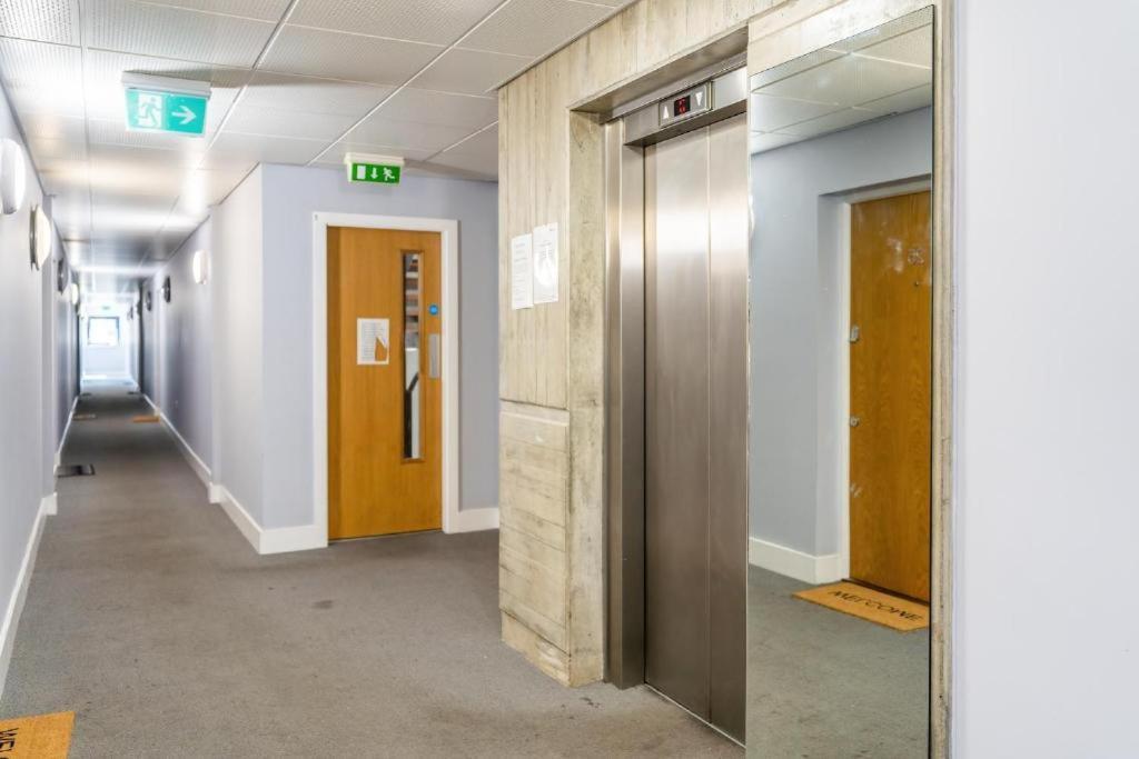 Apartment Modern One-bed Apartment, Hallsville Rd London